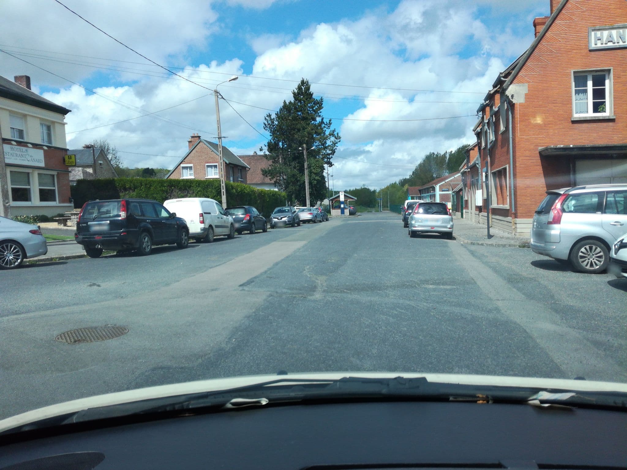 Street view near Hôtel Restaurant du Canard, Flixecourt — © baptistemm (CC BY-SA · Mapillary)