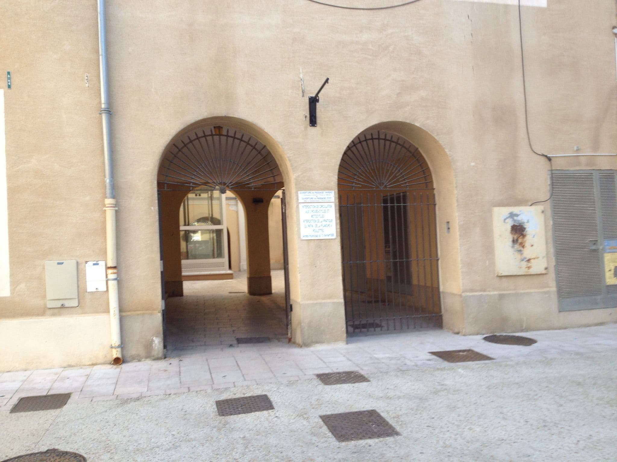 Street view near Best Western Hotel Arene, Orange — © zimmy (CC BY-SA · Mapillary)