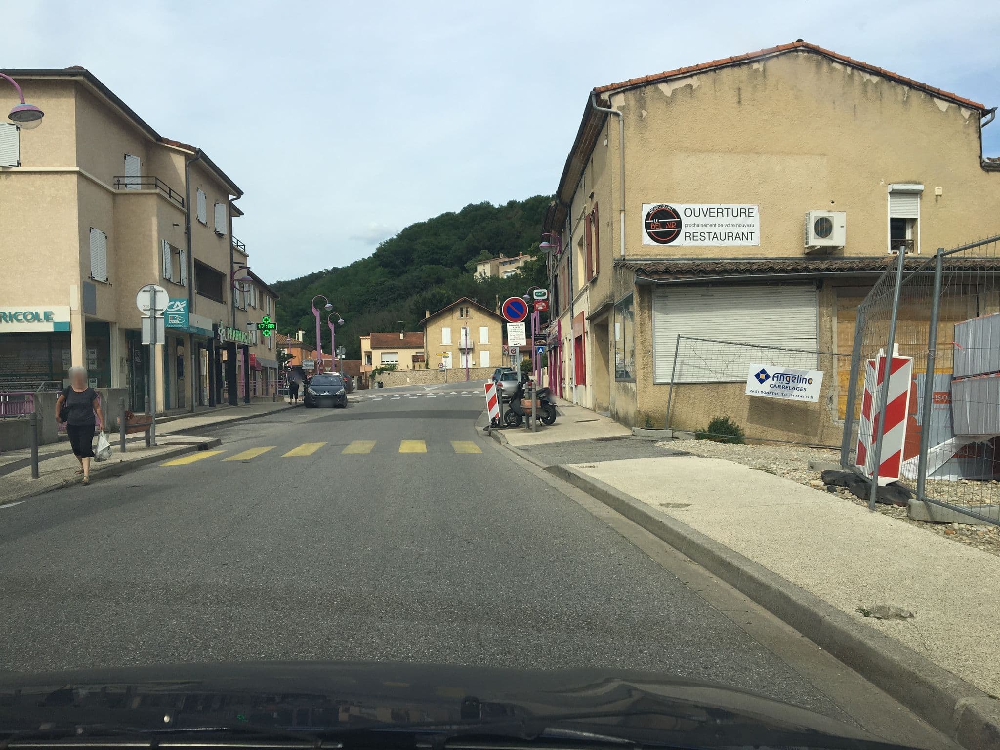 Street view near Hôtel Restaurant Archimbaud, Châteauneuf-sur-Isère — © cabinetcourbi (CC BY-SA · Mapillary)