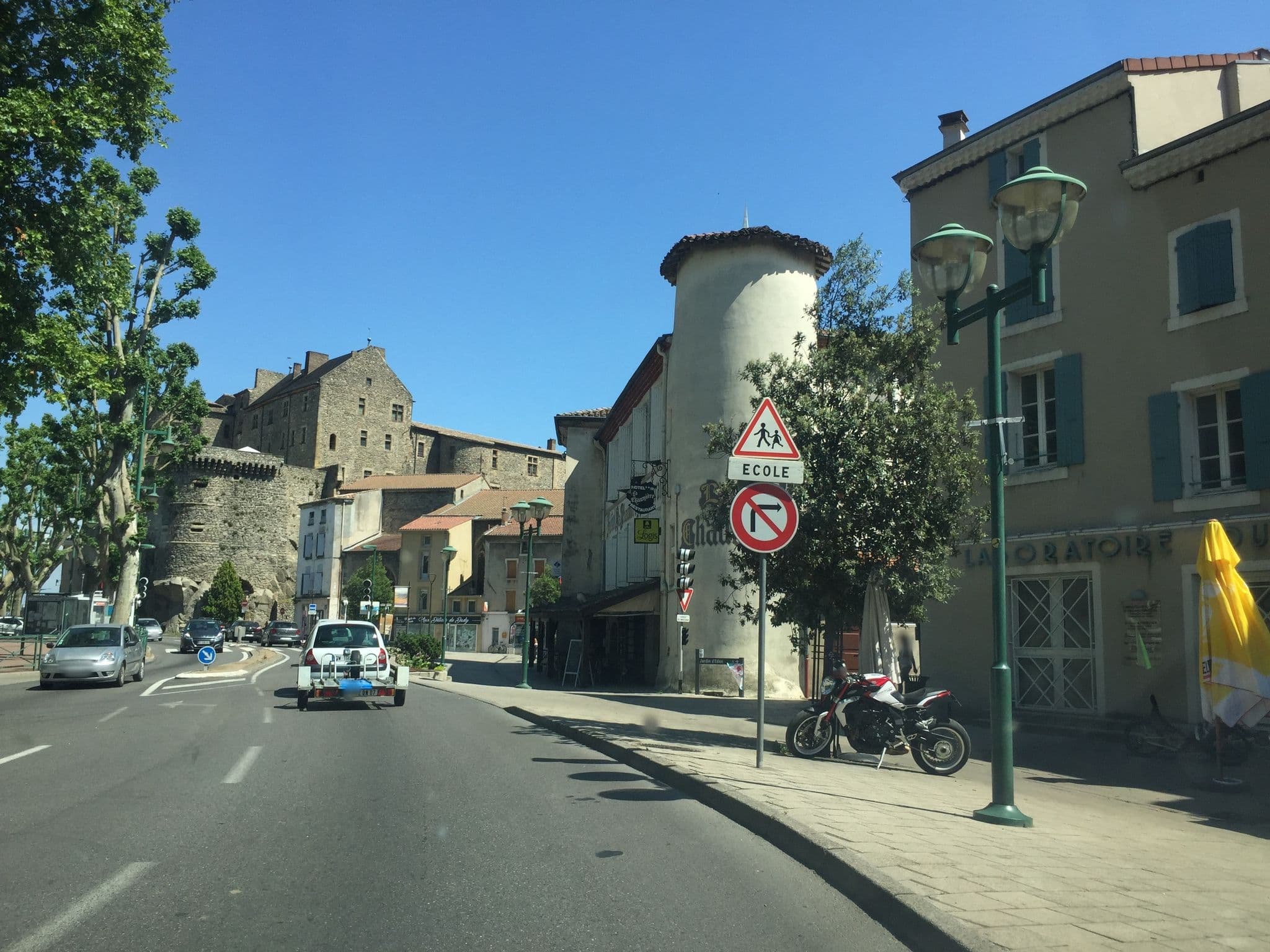 Street view near Logis Hôtel la Chaumière, Tournon-sur-Rhône — © thepriben (CC BY-SA · Mapillary)