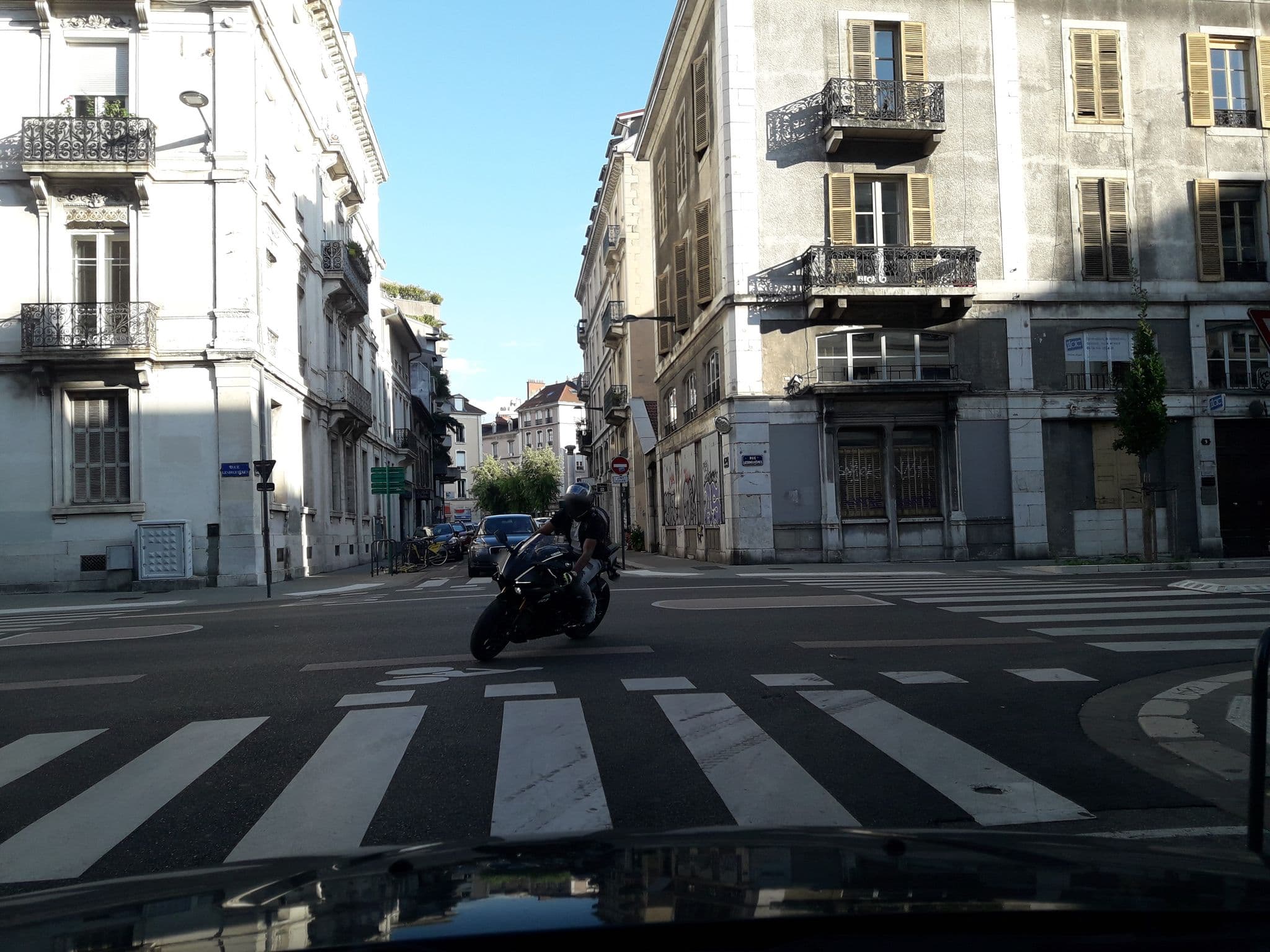Street view near La Suite Lesdiguières, Grenoble — © eric_s (CC BY-SA · Mapillary)