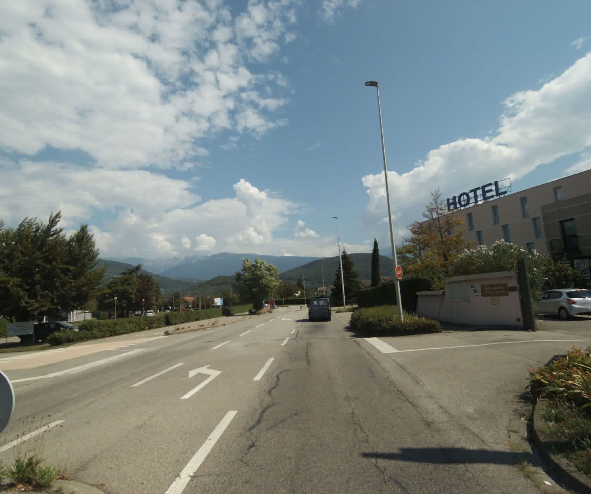 Street view near Hôtel Dauphitel, Échirolles — © sogefi (CC BY-SA · Mapillary)