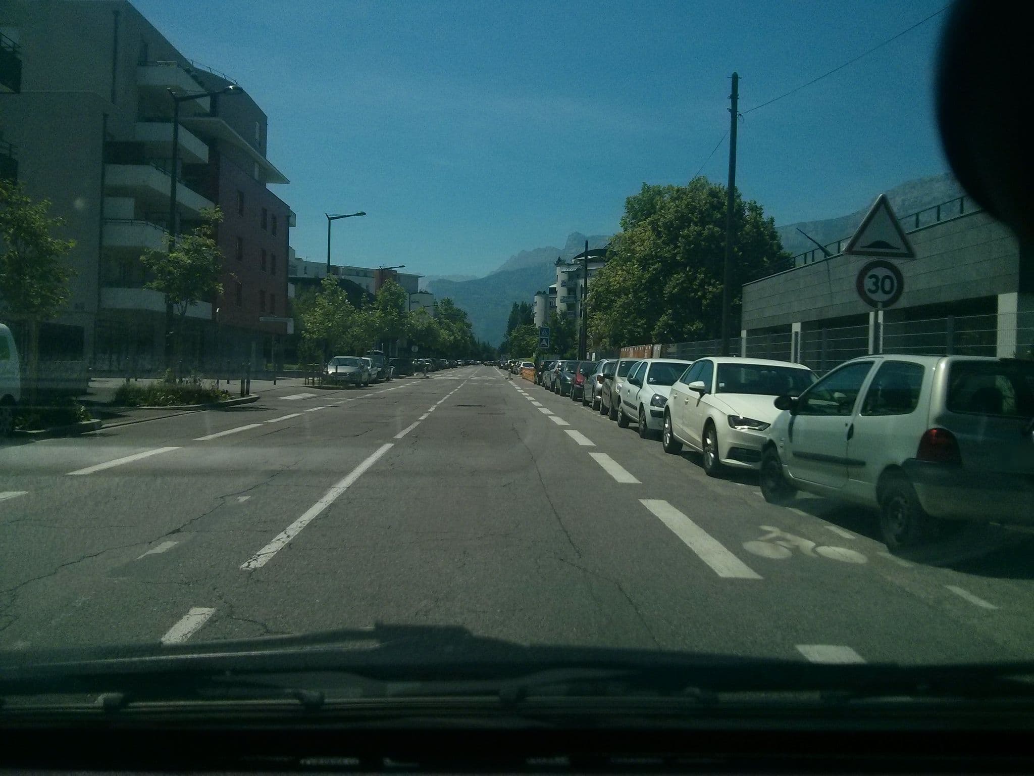 Street view near Restaurant Clos Vigny, Grenoble — © pamplemousse (CC BY-SA · Mapillary)