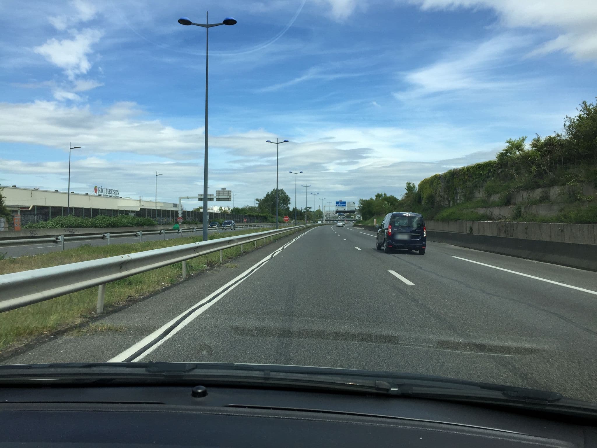 Street view near Bacchus Equipements, Pierre-Bénite — © rhriri (CC BY-SA · Mapillary)