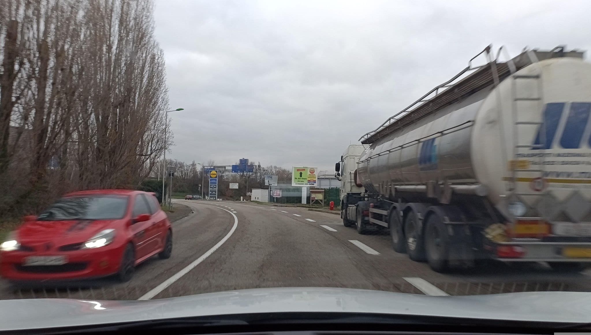 Street view near Ibis Styles Lyon Sud, Chasse-sur-Rhône — © thibtib51 (CC BY-SA · Mapillary)