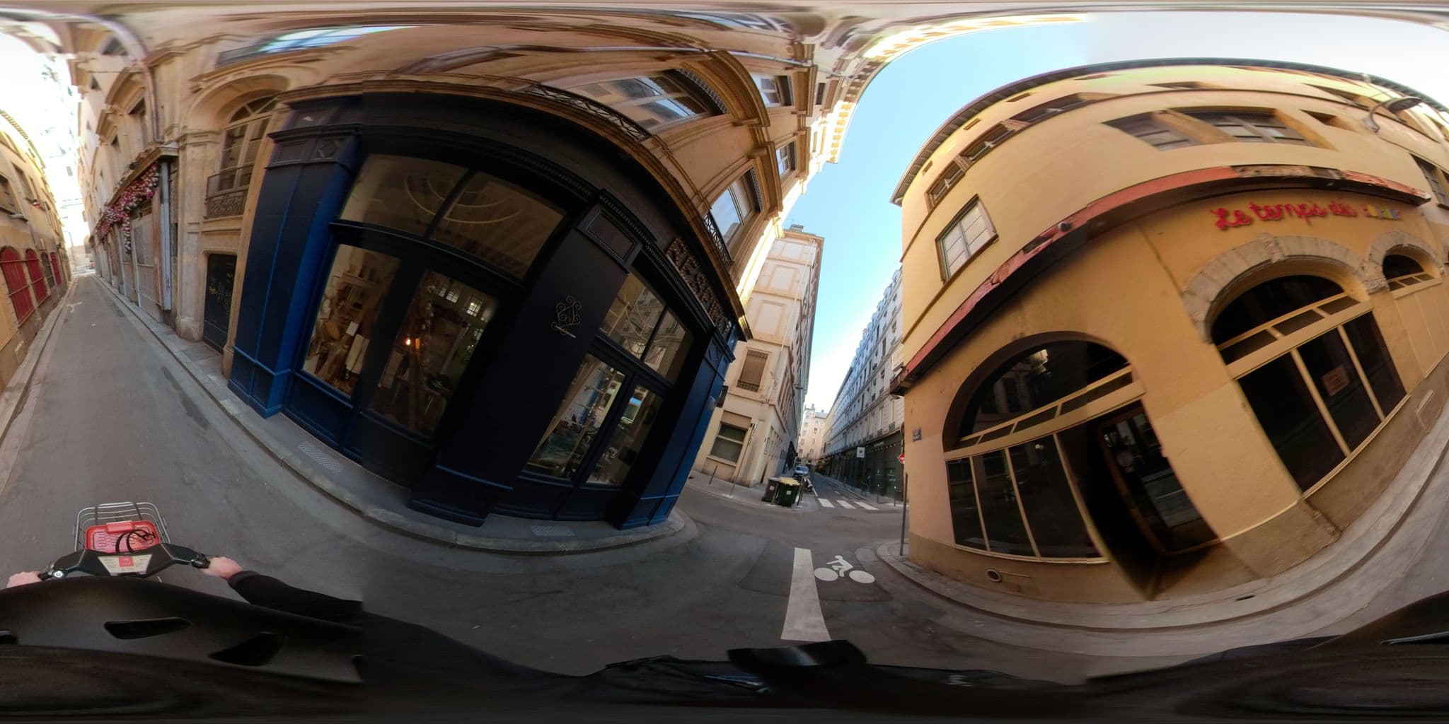 Street view near le bleu hypercentre presque île, Lyon 01 — © po_gregoire (CC BY-SA · Mapillary)
