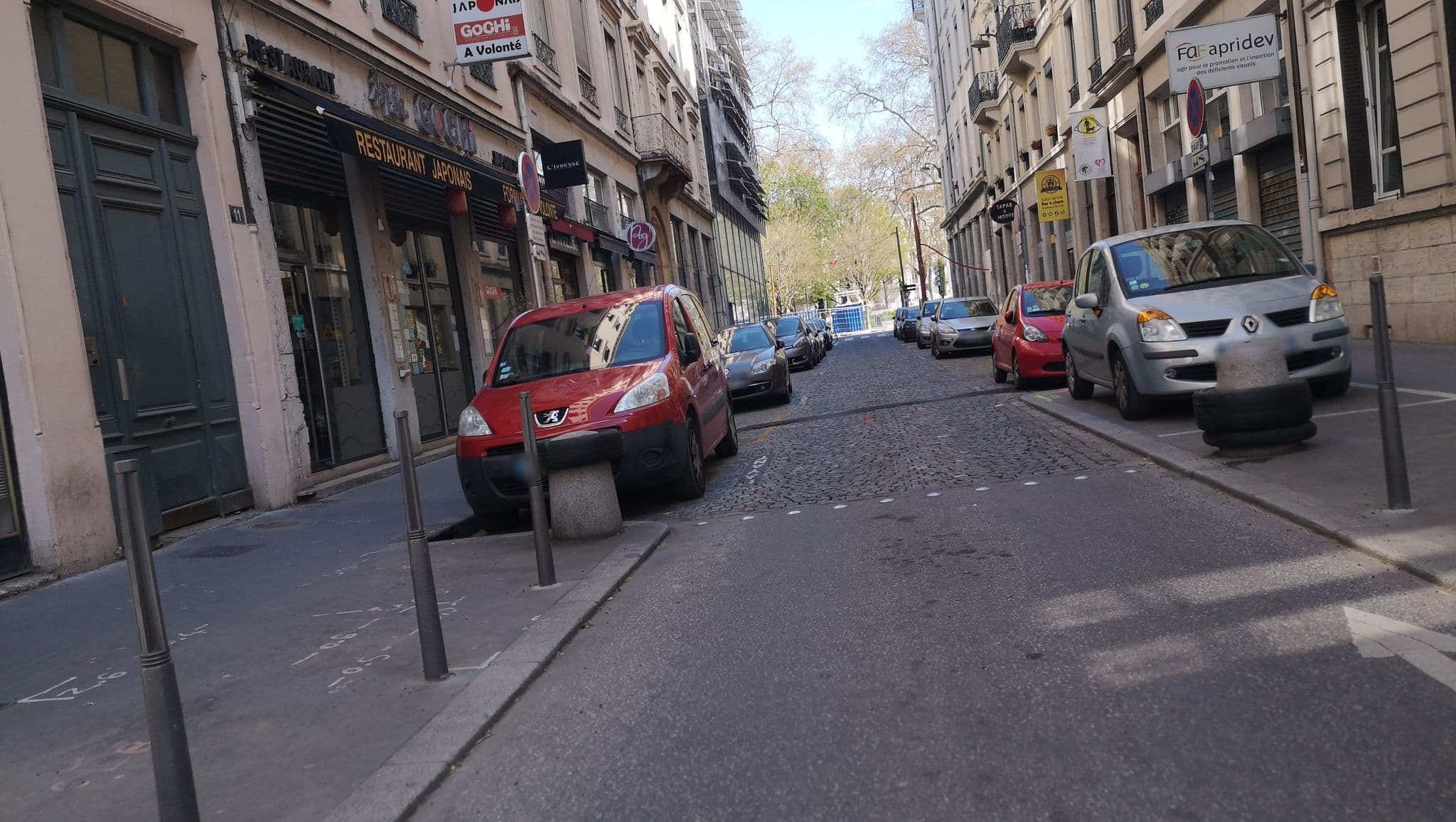 Street view near Hotel D Enghien, Lyon 02 — © blueberry (CC BY-SA · Mapillary)