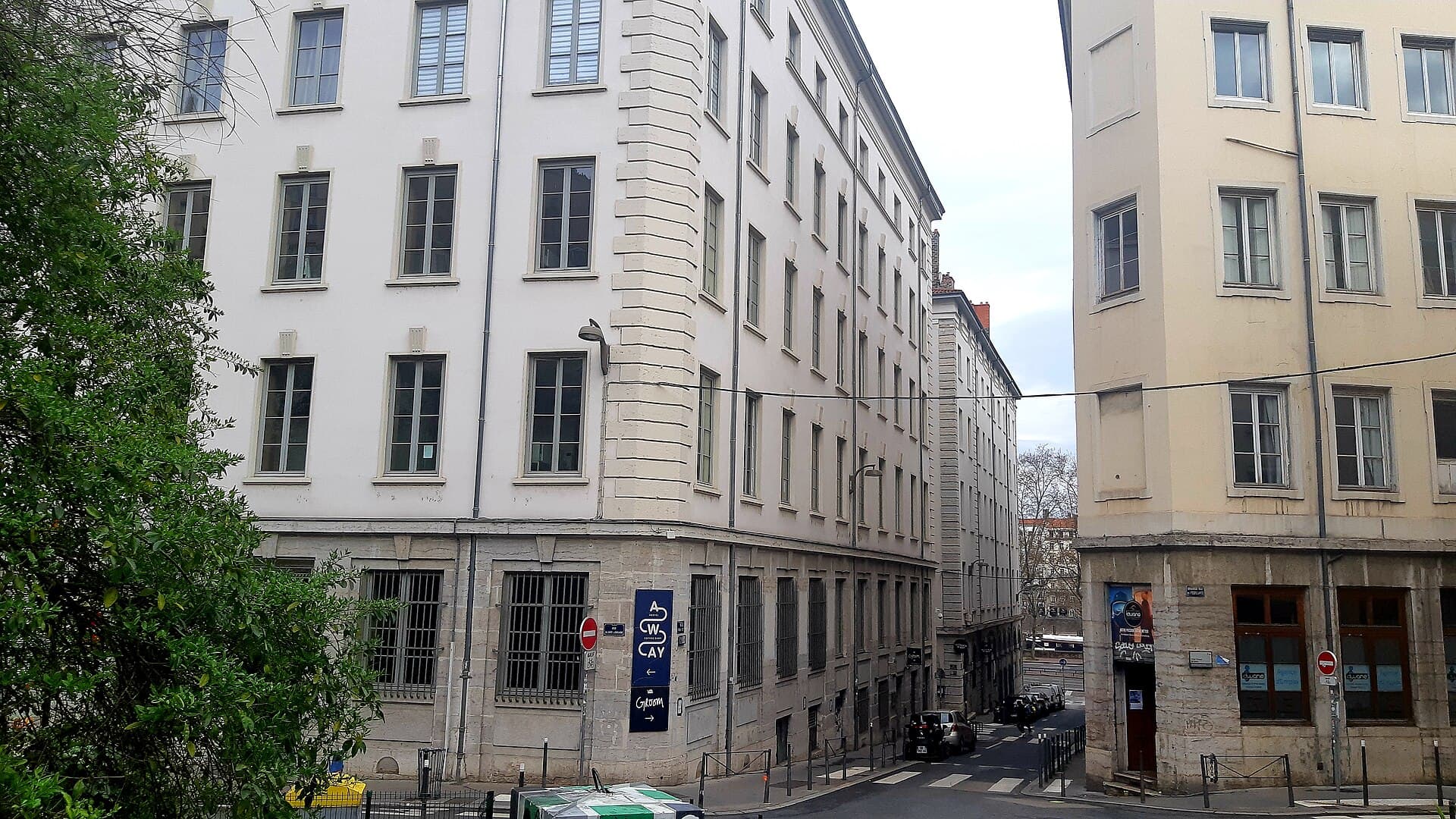 Away Hostel & Coffee Shop (via Wikimedia Commons, CC BY-SA 3.0)