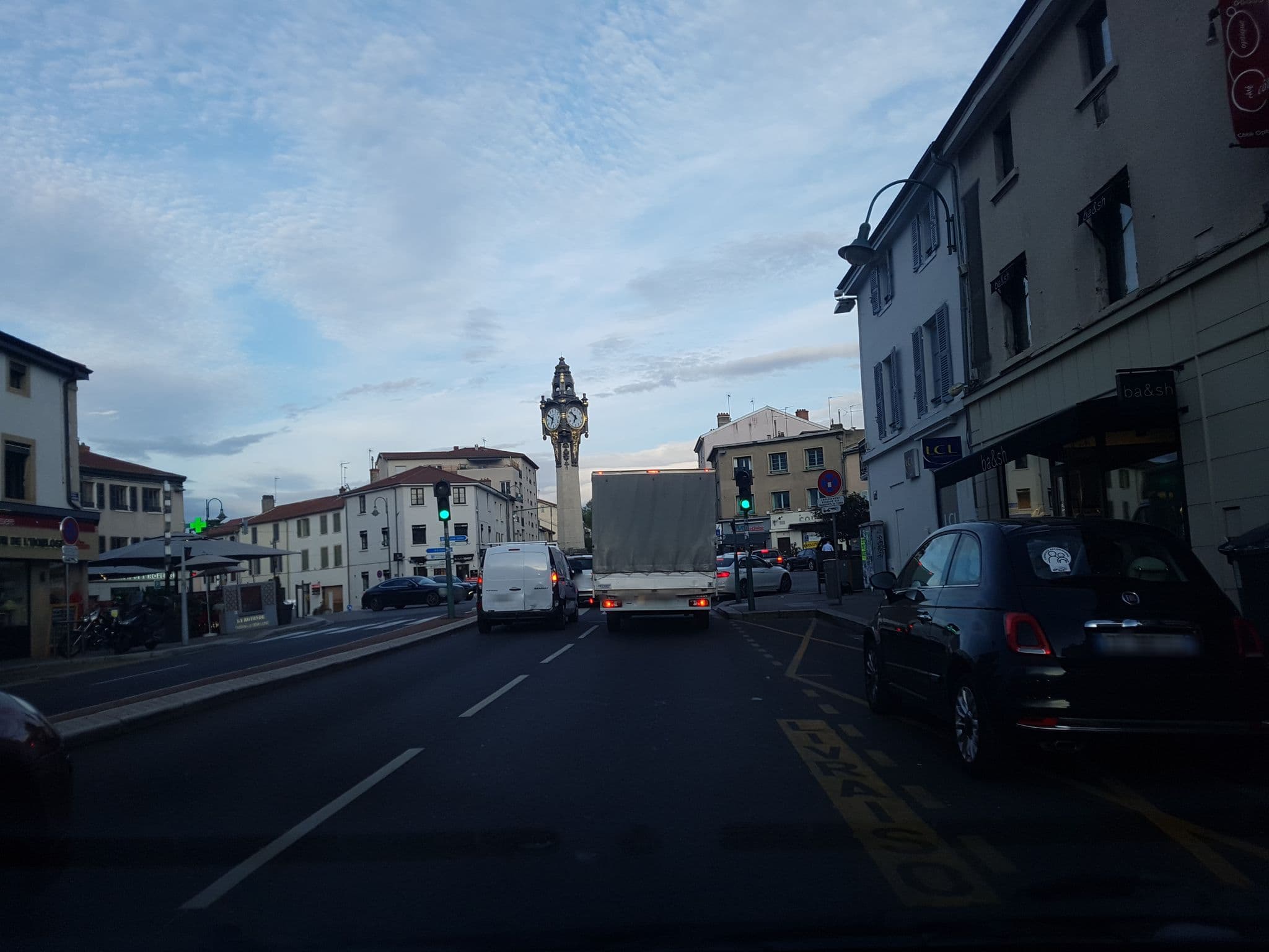 Street view near Bar Hôtel le Beaujolais, Tassin-la-Demi-Lune — © gileri1 (CC BY-SA · Mapillary)