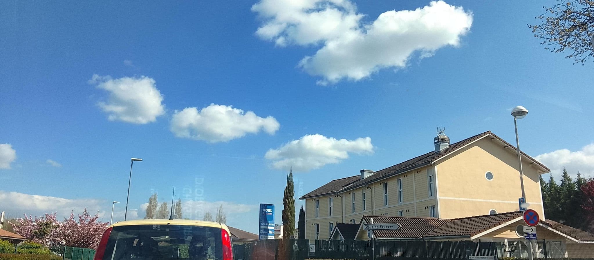 Street view near Campanile Lyon Est - Bron Eurexpo, Bron — © HugoC01 (CC BY-SA · Mapillary)