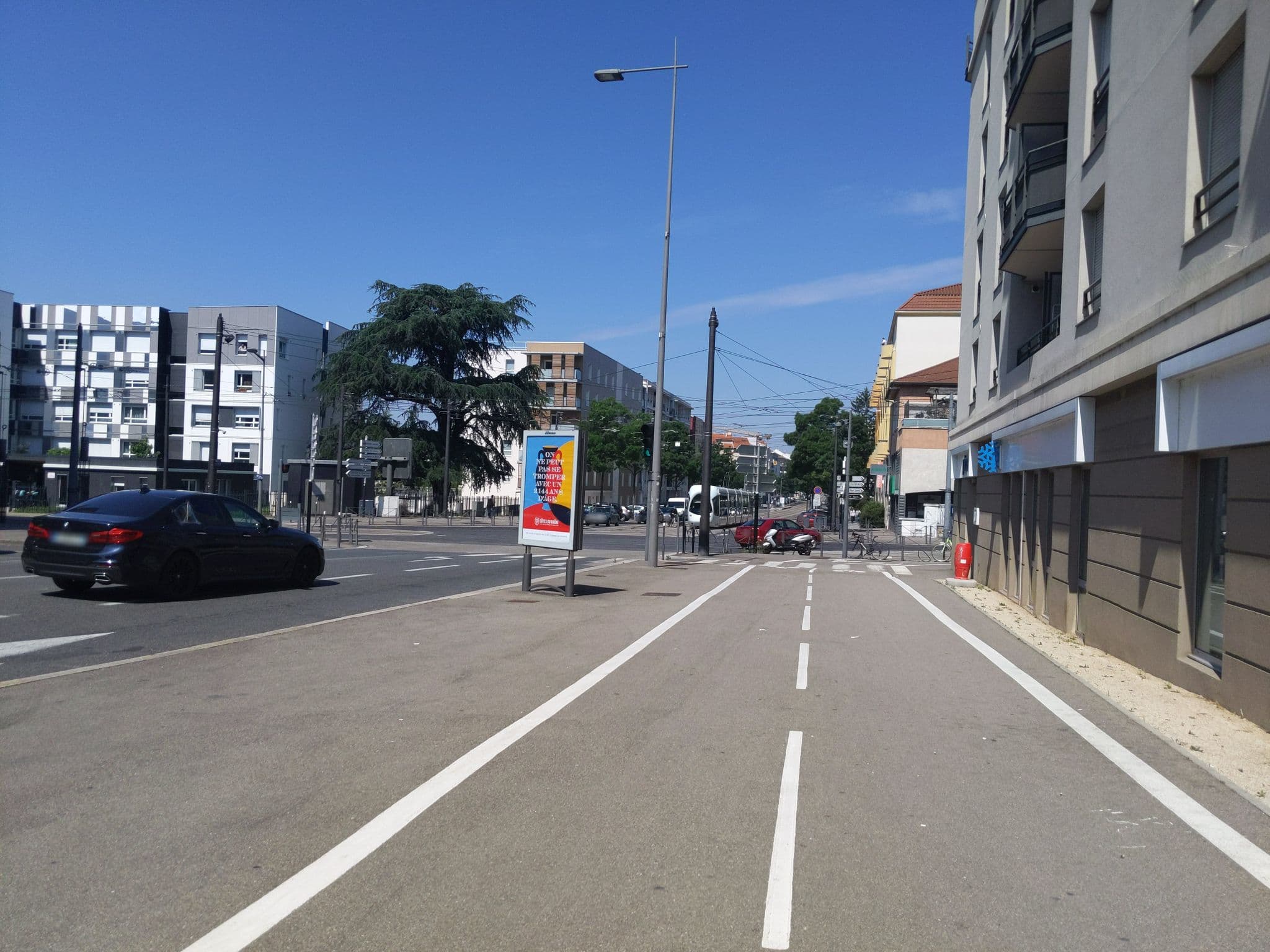 Street view near Cardinal Campus Nova Park, Bron — © francisgiac (CC BY-SA · Mapillary)