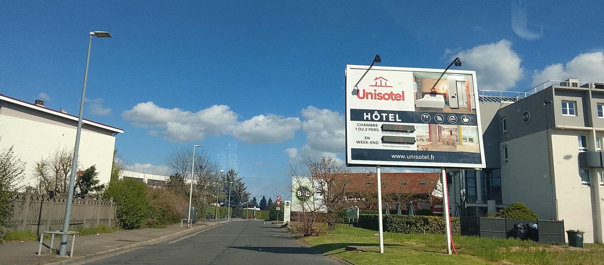 Street view near Stars Lyon Bron, Bron — © HugoC01 (CC BY-SA · Mapillary)