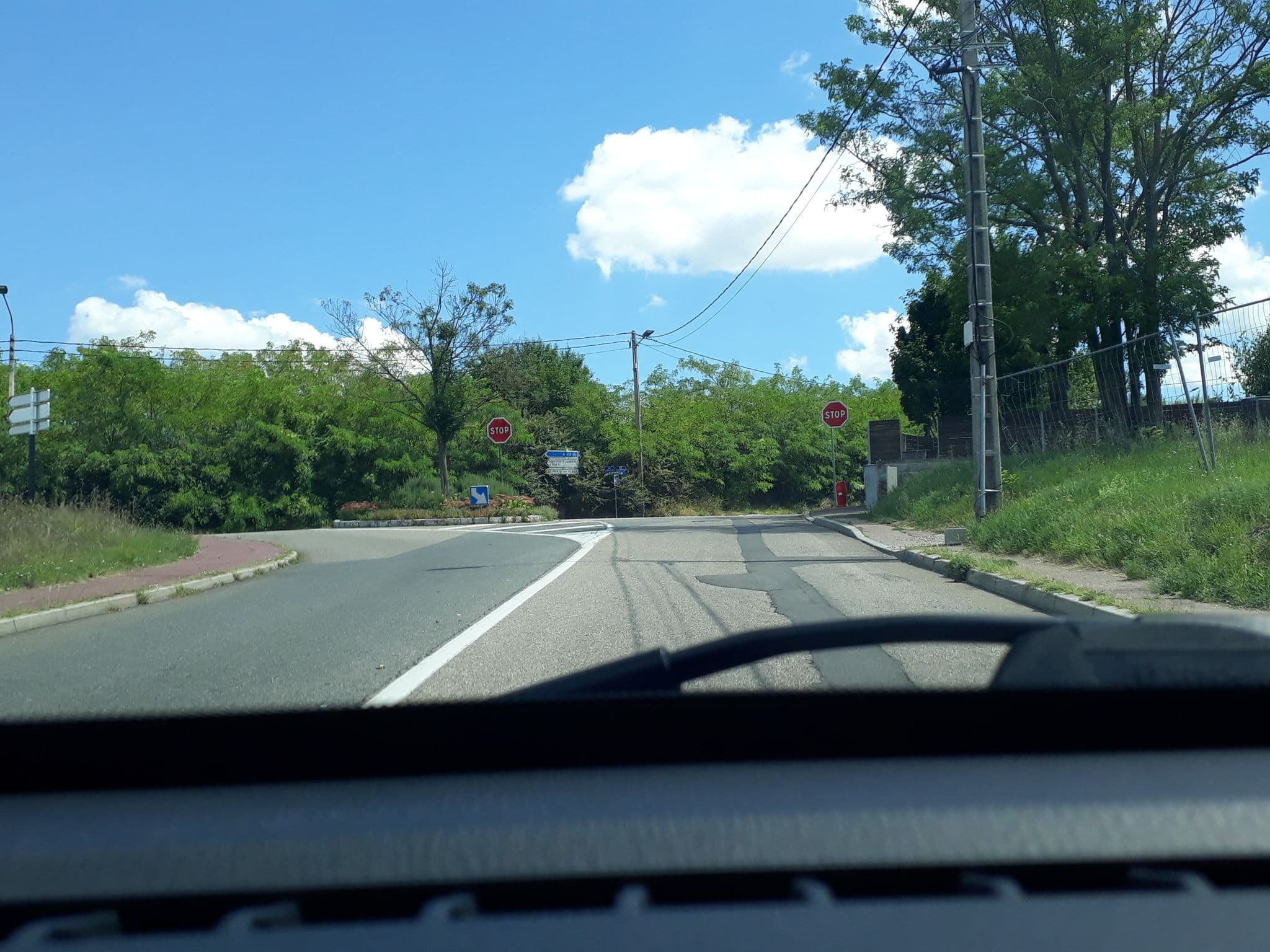 Street view near Villa'vi Lyon Establissements Chambres d'Hôtes, Saint-Priest — © lcarrier (CC BY-SA · Mapillary)