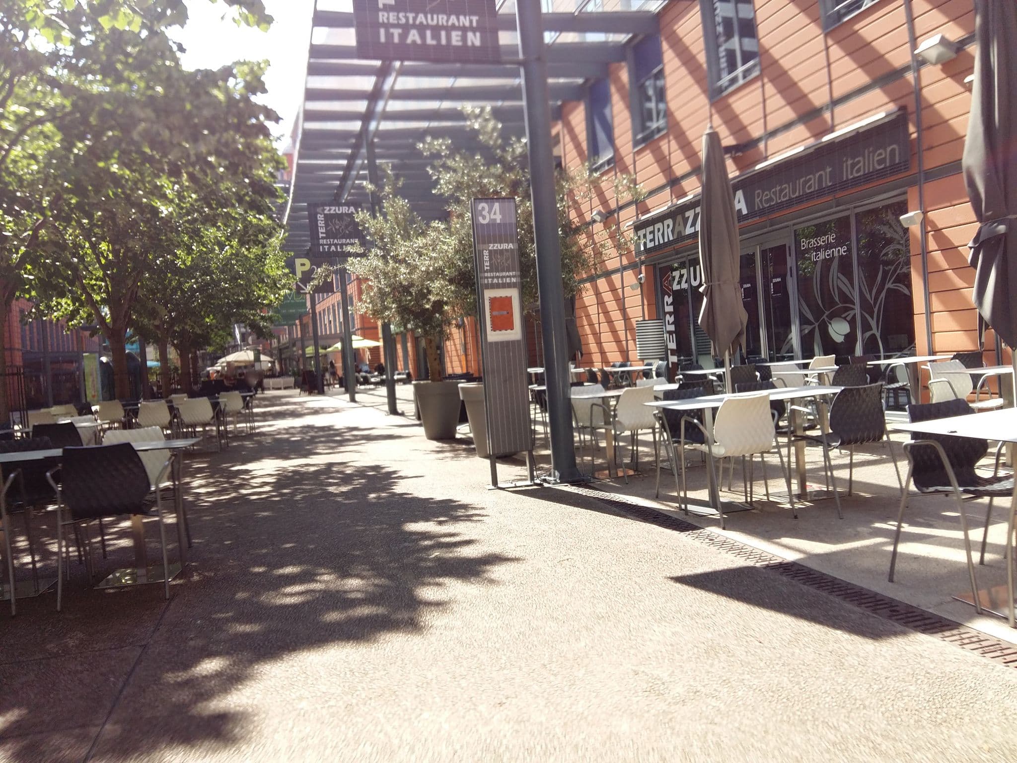 Street view near Crowne Plaza Lyon Hôtel de la Cité Franchisé indépendant, Caluire-et-Cuire — © blueberry (CC BY-SA · Mapillary)