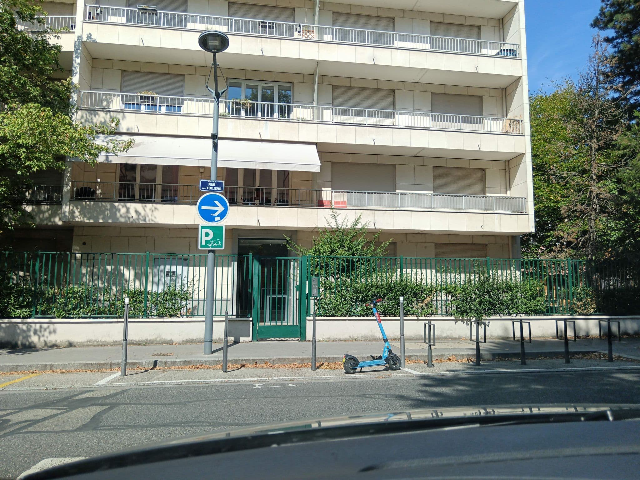Street view near École primaire priv les lettres dorées, Lyon 08 — © CutKziG (CC BY-SA · Mapillary)