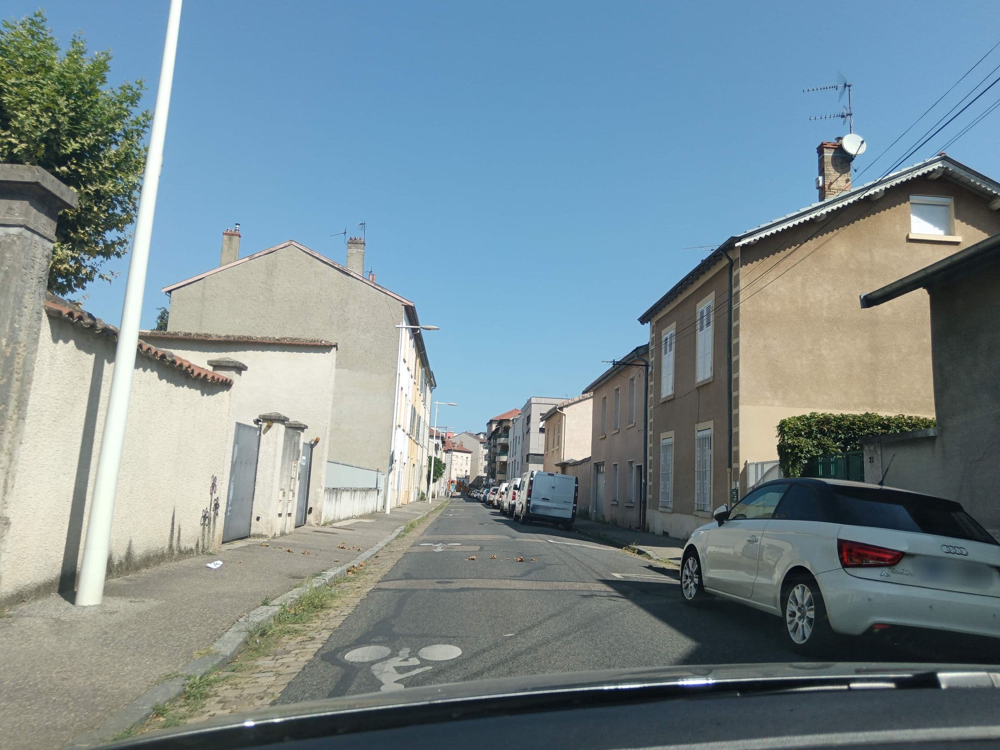 Street view near Dormir Autrement, Villeurbanne — © CutKziG (CC BY-SA · Mapillary)
