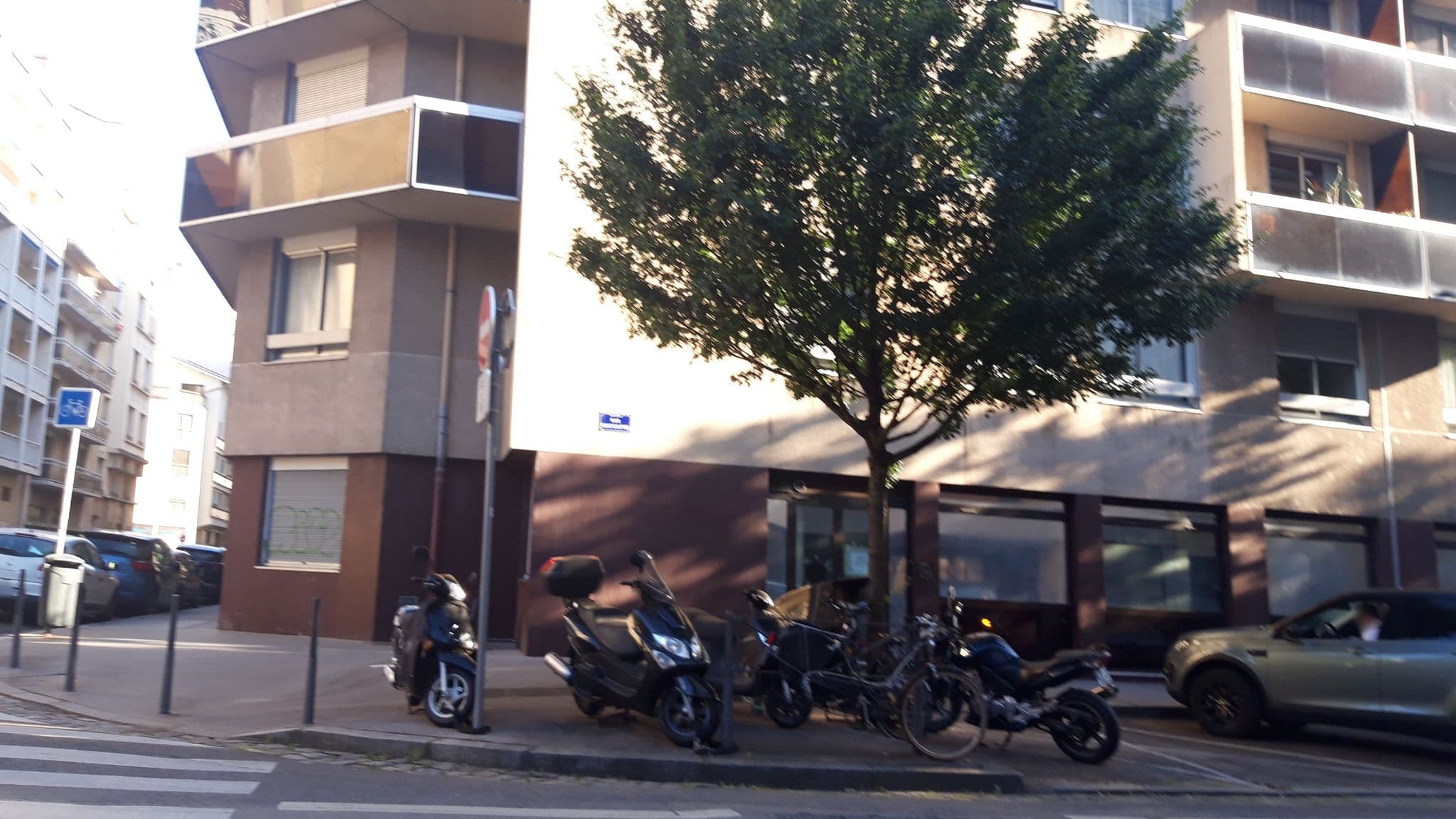 Street view near Appart' Maréchal, Lyon 06 — © chivos (CC BY-SA · Mapillary)