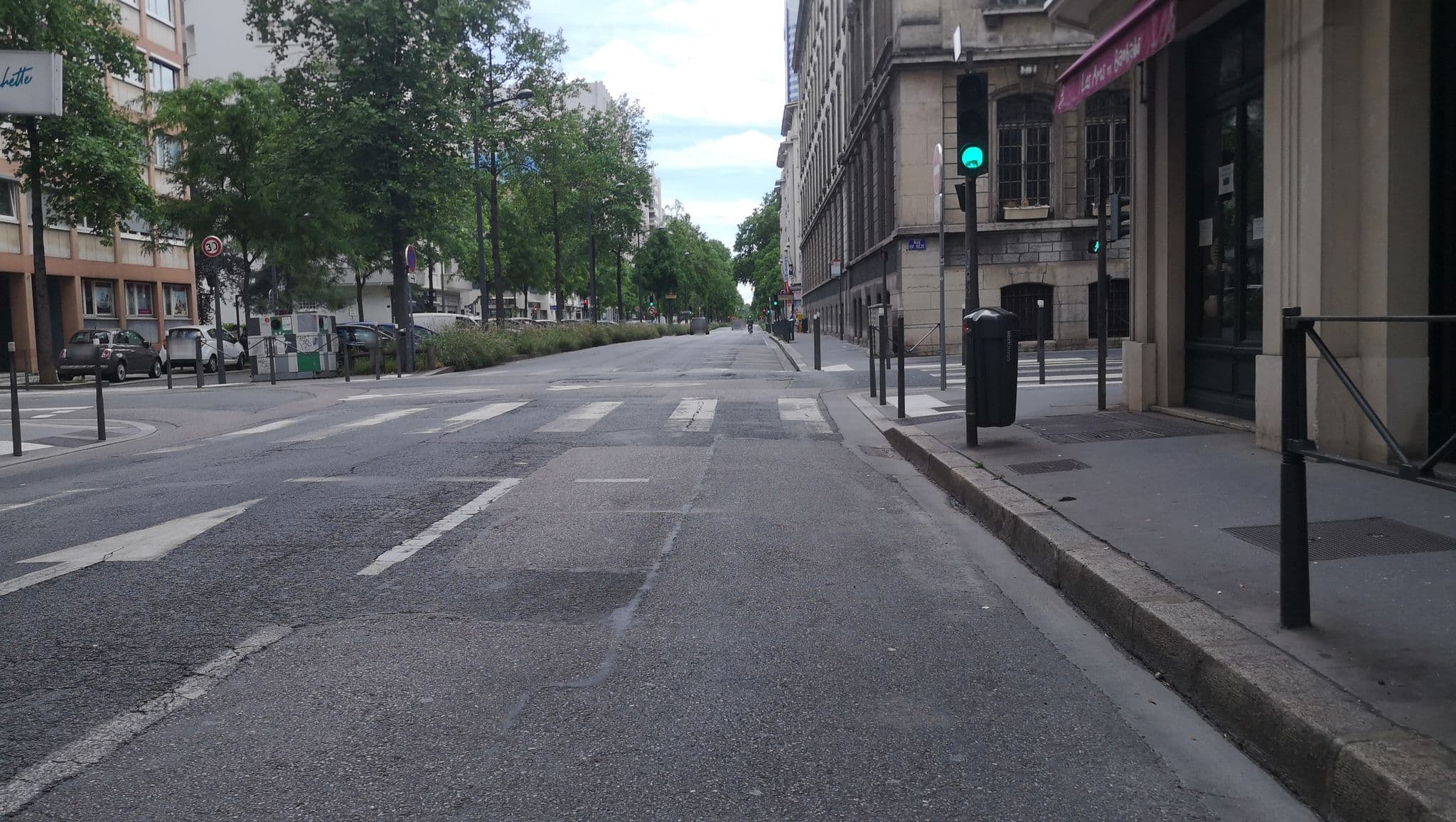 Street view near Nid Cosy, Lyon 06 — © blueberry (CC BY-SA · Mapillary)