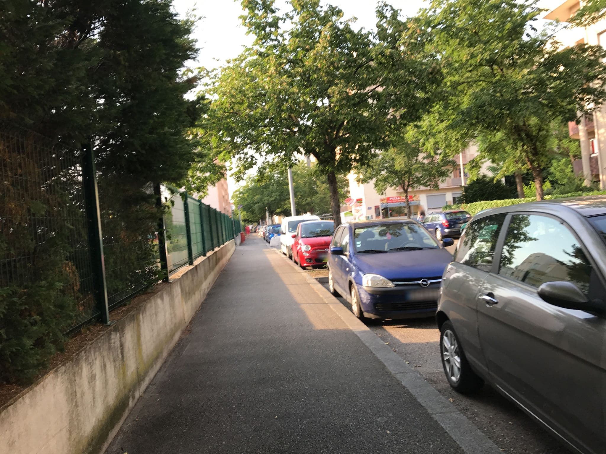 Street view near Flat Fish Lyon, Lyon 08 — © thepriben (CC BY-SA · Mapillary)