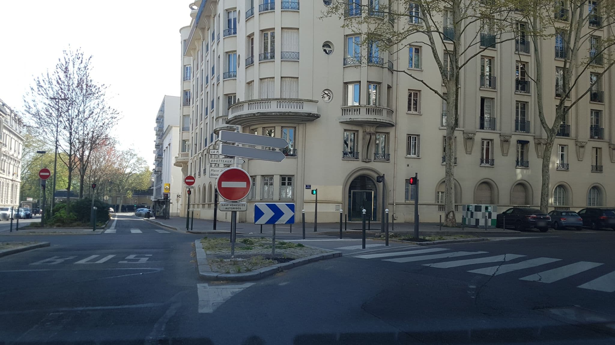 Street view near Chambres d'Hotes Sefid et Tousi, Lyon 06 — © gileri1 (CC BY-SA · Mapillary)