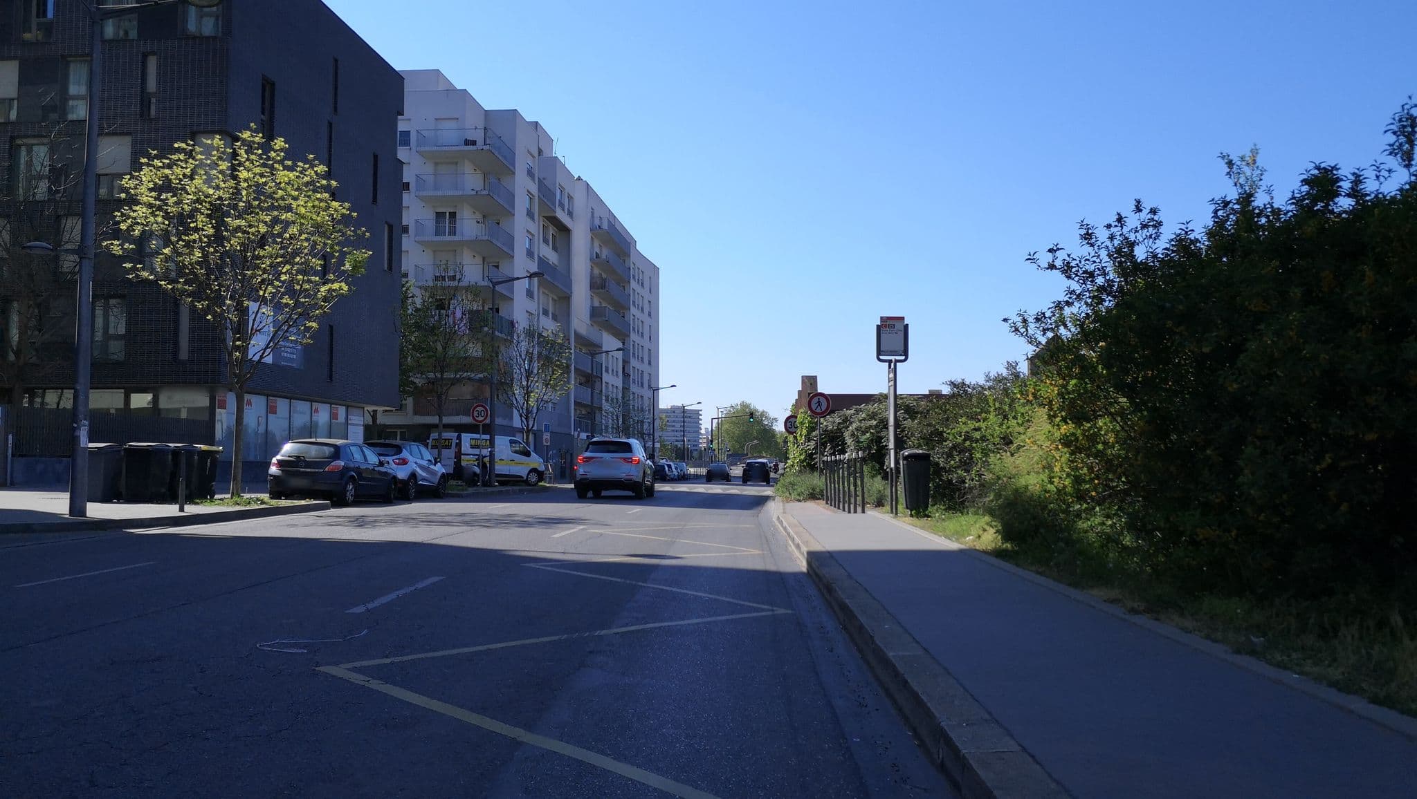 Street view near Office Accueil et de Services Etudiant Office d'Accueil et de Services Etudiant, Lyon 08 — © blueberry (CC BY-SA · Mapillary)