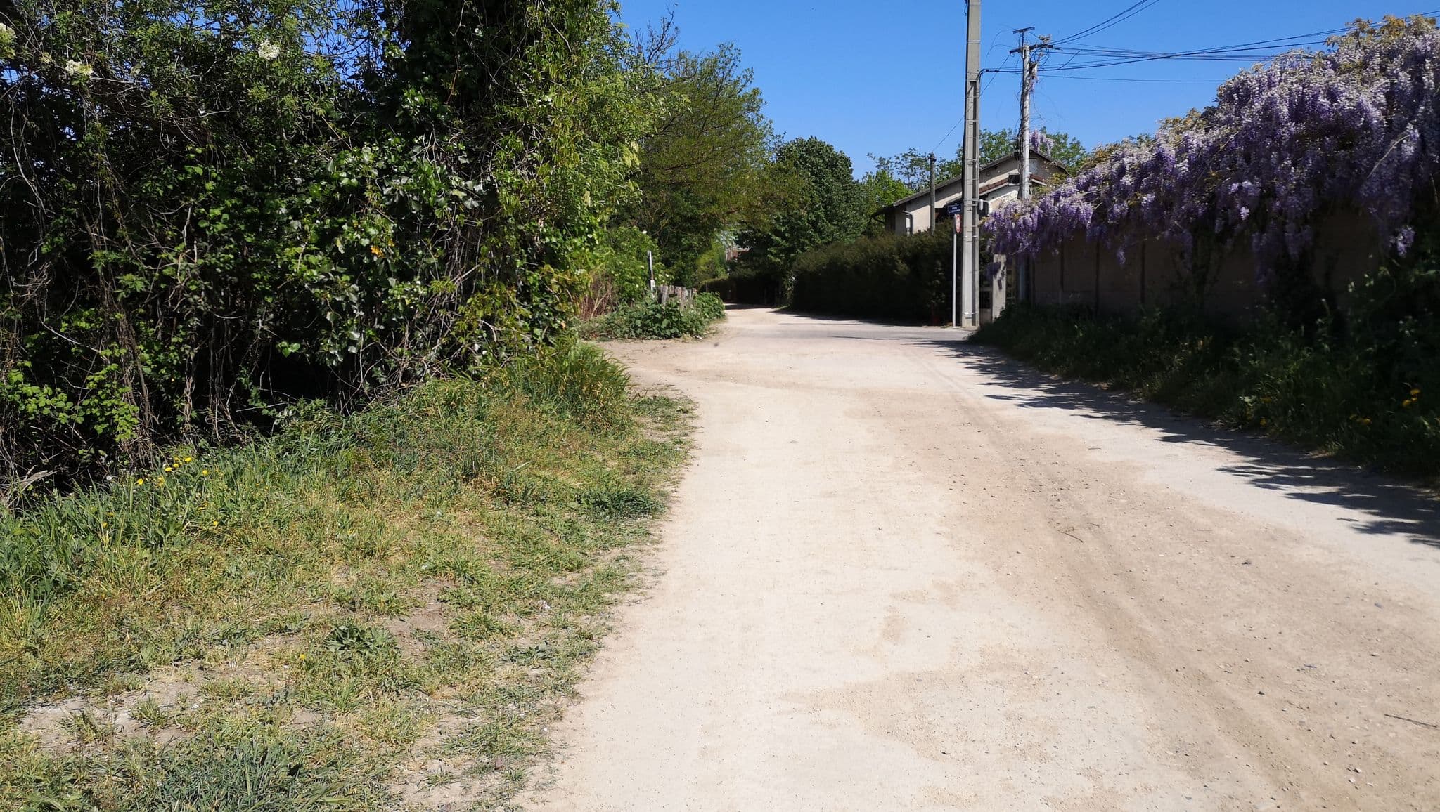 Street view near Hôtel Restaurant au Bon Air, Vaulx-en-Velin — © blueberry (CC BY-SA · Mapillary)
