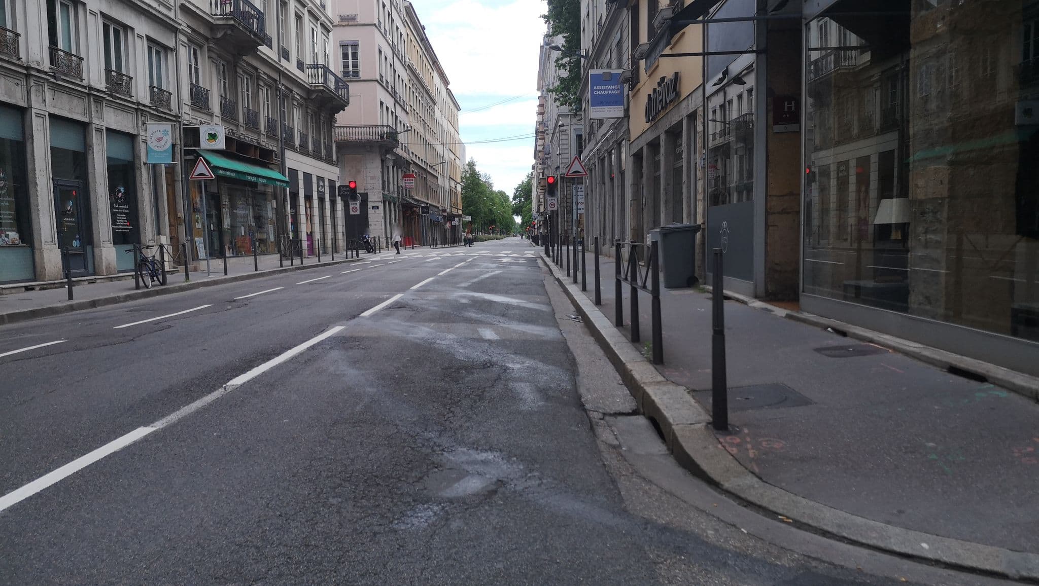Street view near Hotel Olympique, Lyon 06 — © blueberry (CC BY-SA · Mapillary)