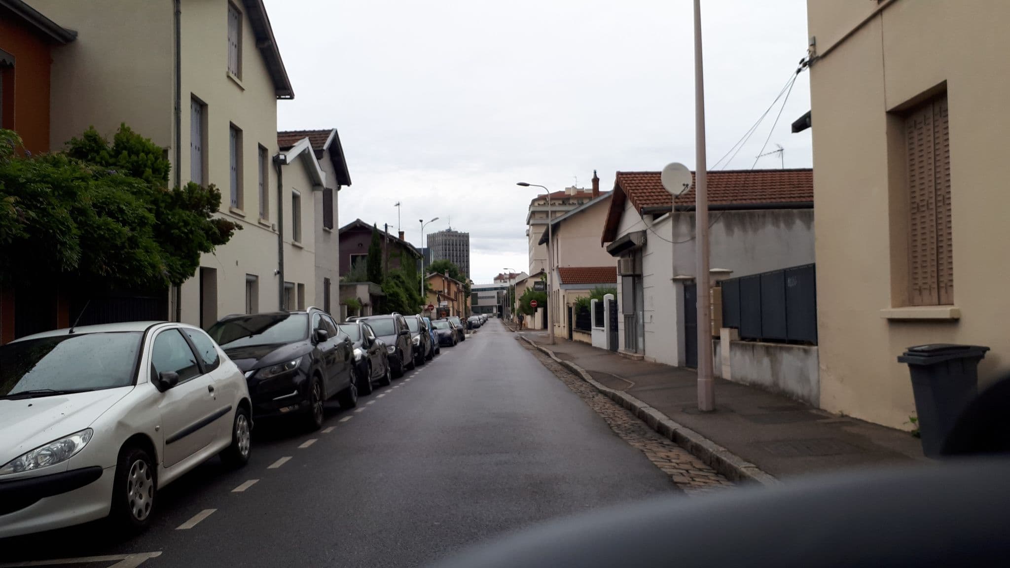 Street view near Hotel Laennec, Lyon 08 — © jitenshaniko (CC BY-SA · Mapillary)