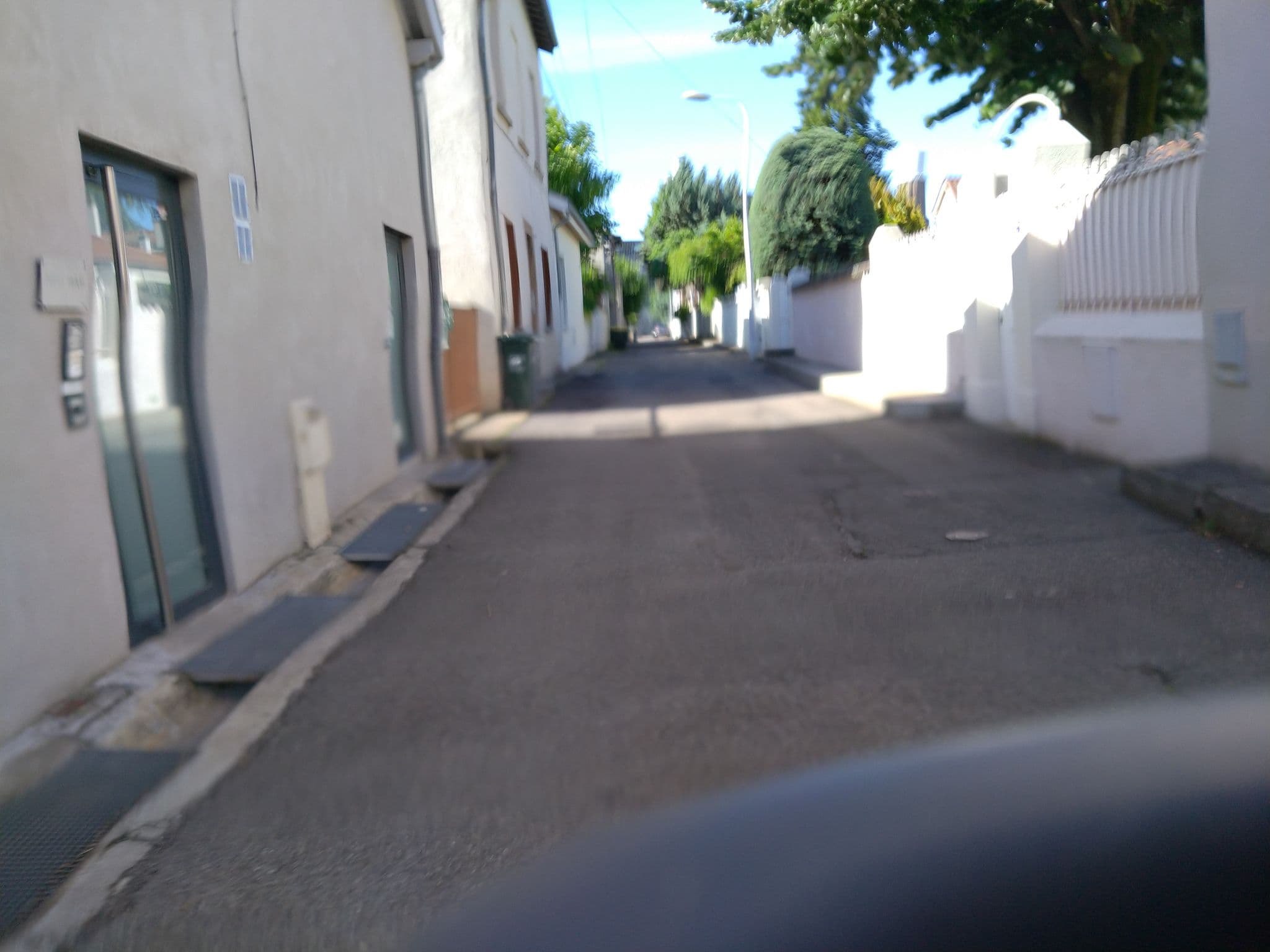 Street view near Loftéa, Lyon 08 — © jitenshaniko (CC BY-SA · Mapillary)