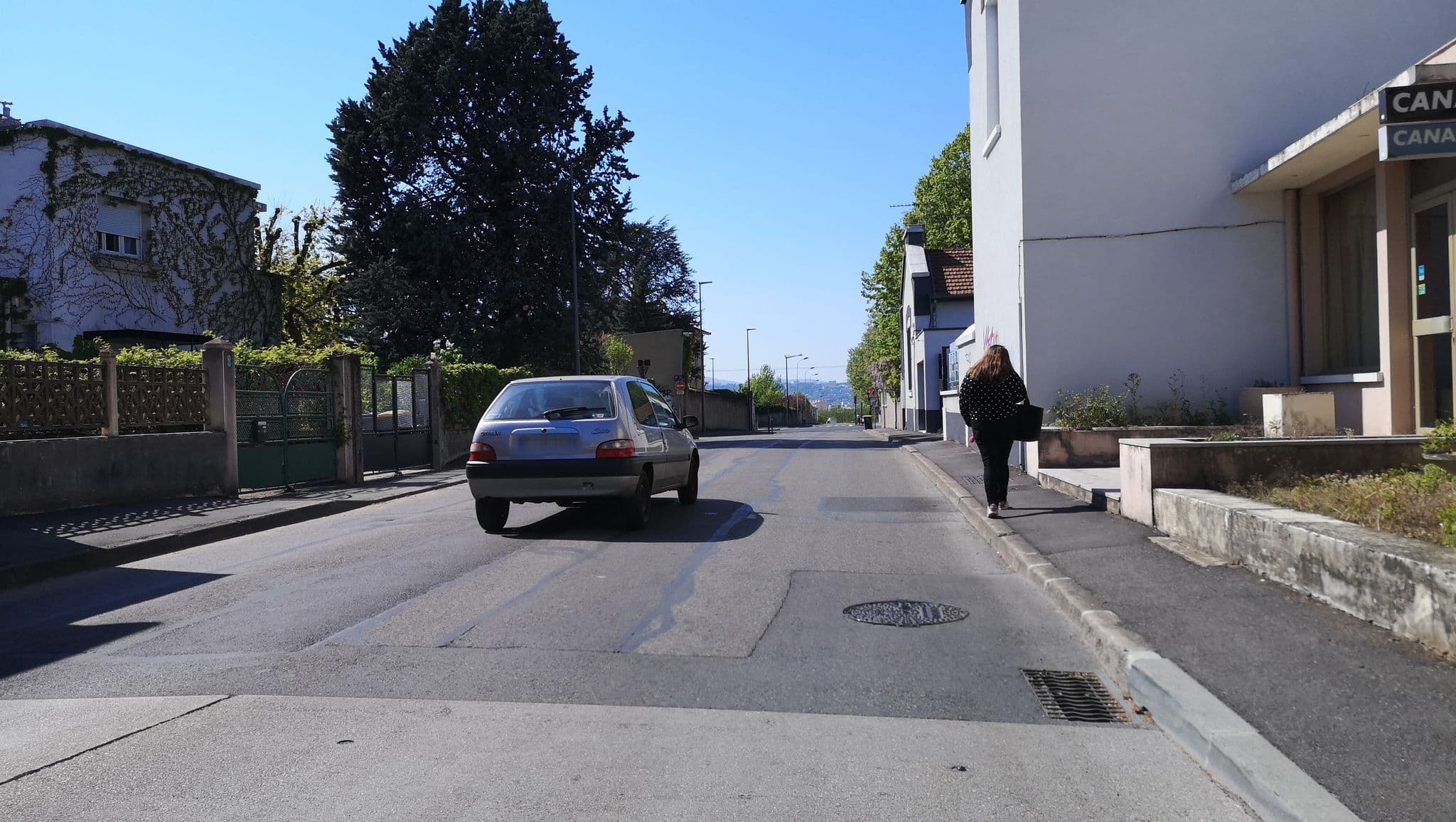 Street view near Hôtel le Lyon Bron, Lyon 08 — © blueberry (CC BY-SA · Mapillary)