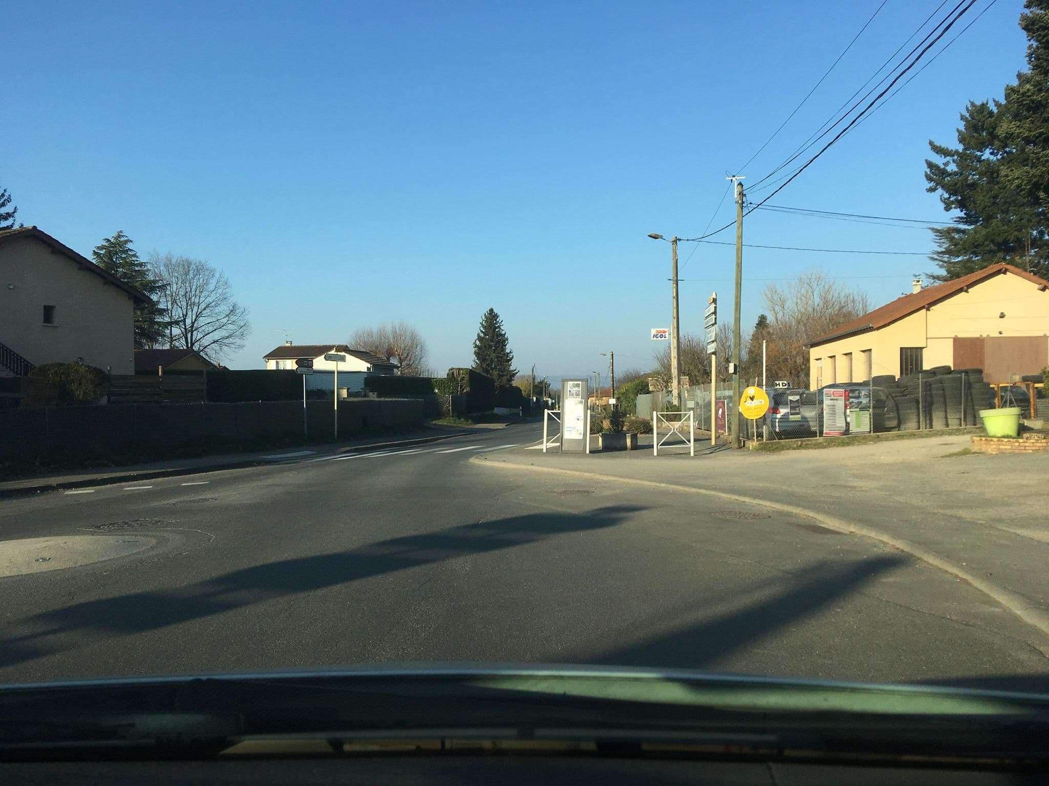 Street view near Hotel Regina, Ars de Fromans, Ars-sur-Formans — © zimmy (CC BY-SA · Mapillary)