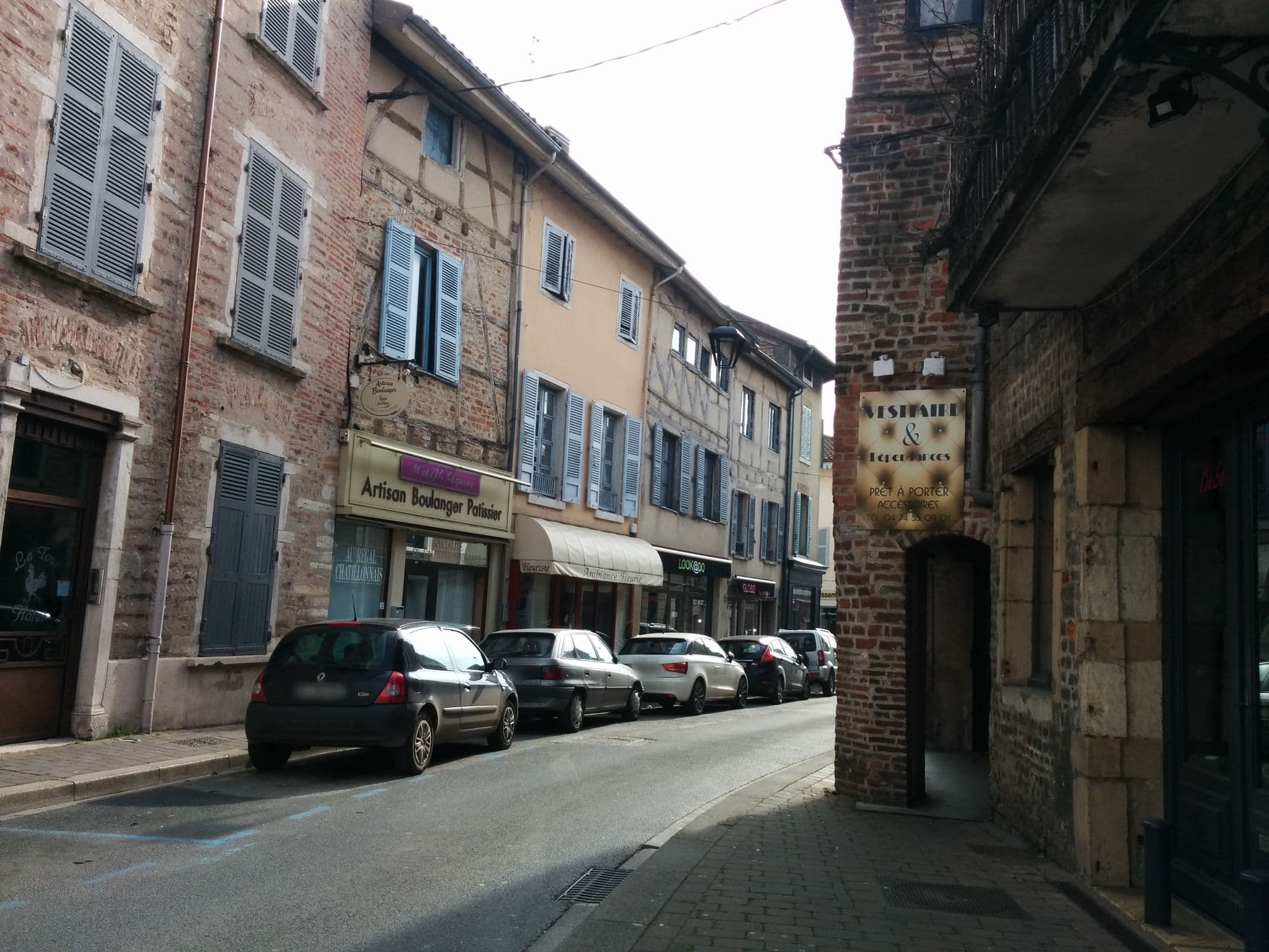 Street view near La Tour Cocooning & Gastronomie, Châtillon-sur-Chalaronne — © chivos (CC BY-SA · Mapillary)
