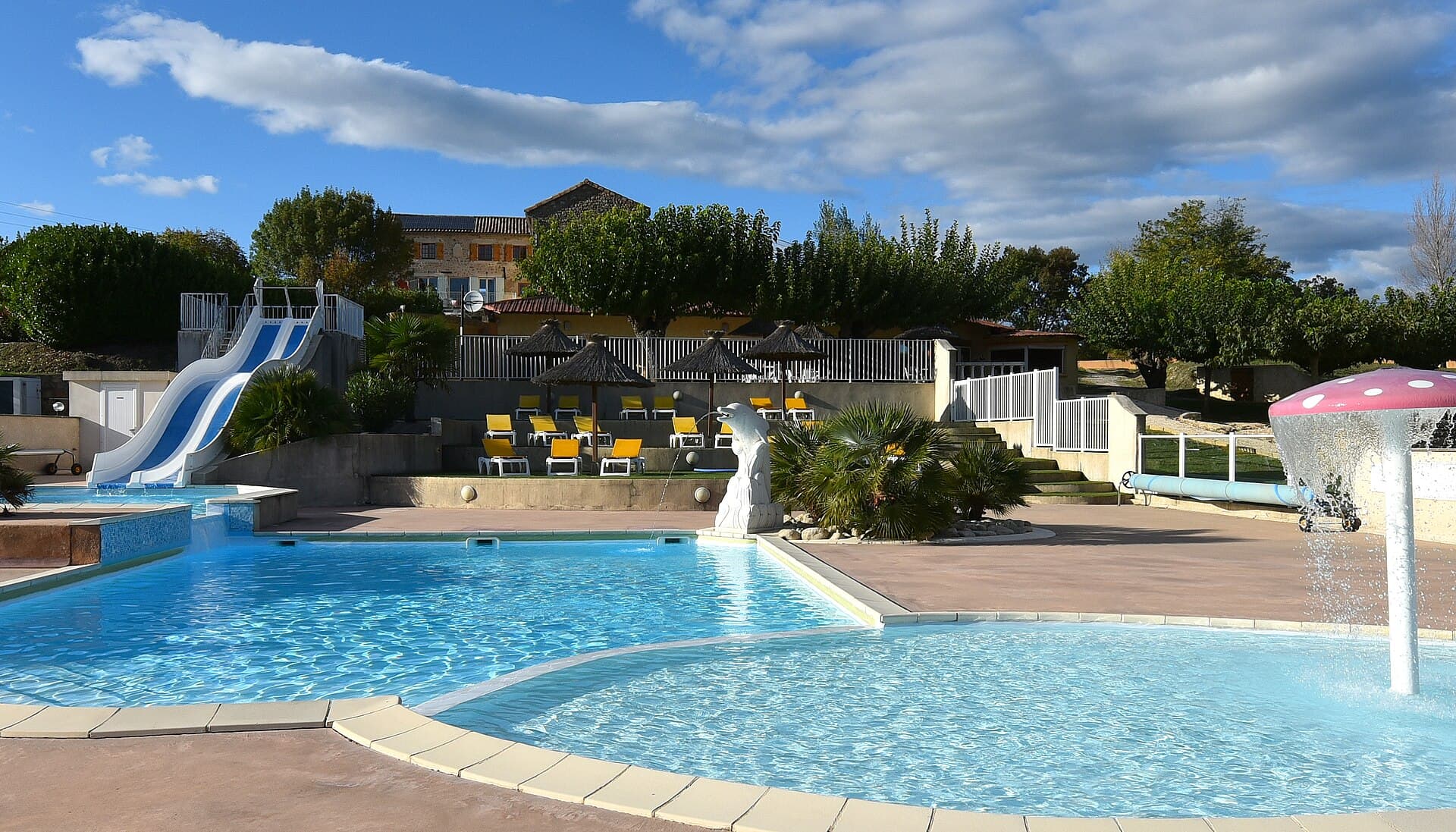Village de Gites Meriva Ardèche - Location vacances (via Wikimedia Commons, CC BY 4.0)