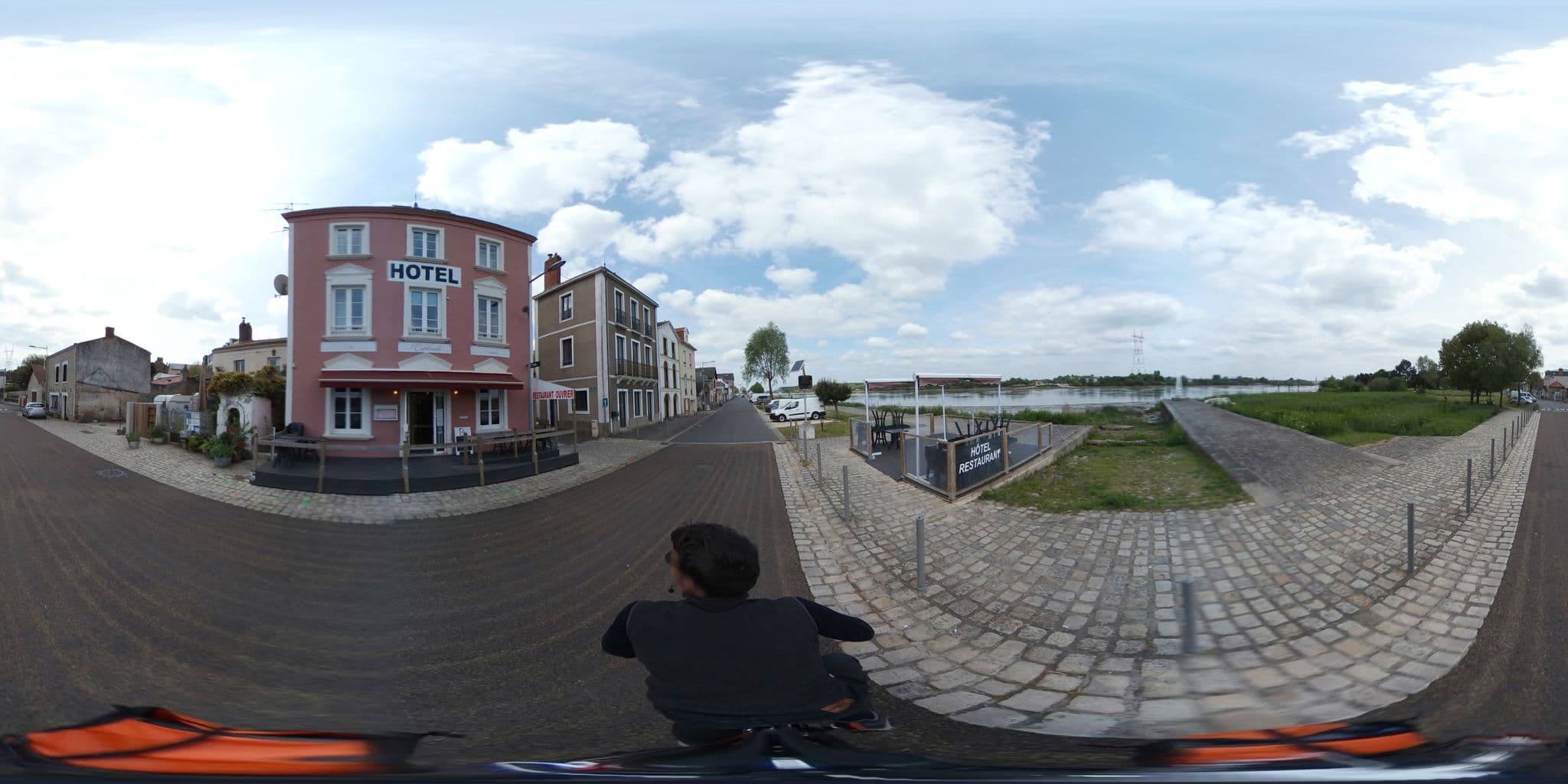 Street view near L'Esplanade Hôtel · Restaurant · Bar à vin, Le Pellerin — © ev1velodyssee (CC BY-SA · Mapillary)