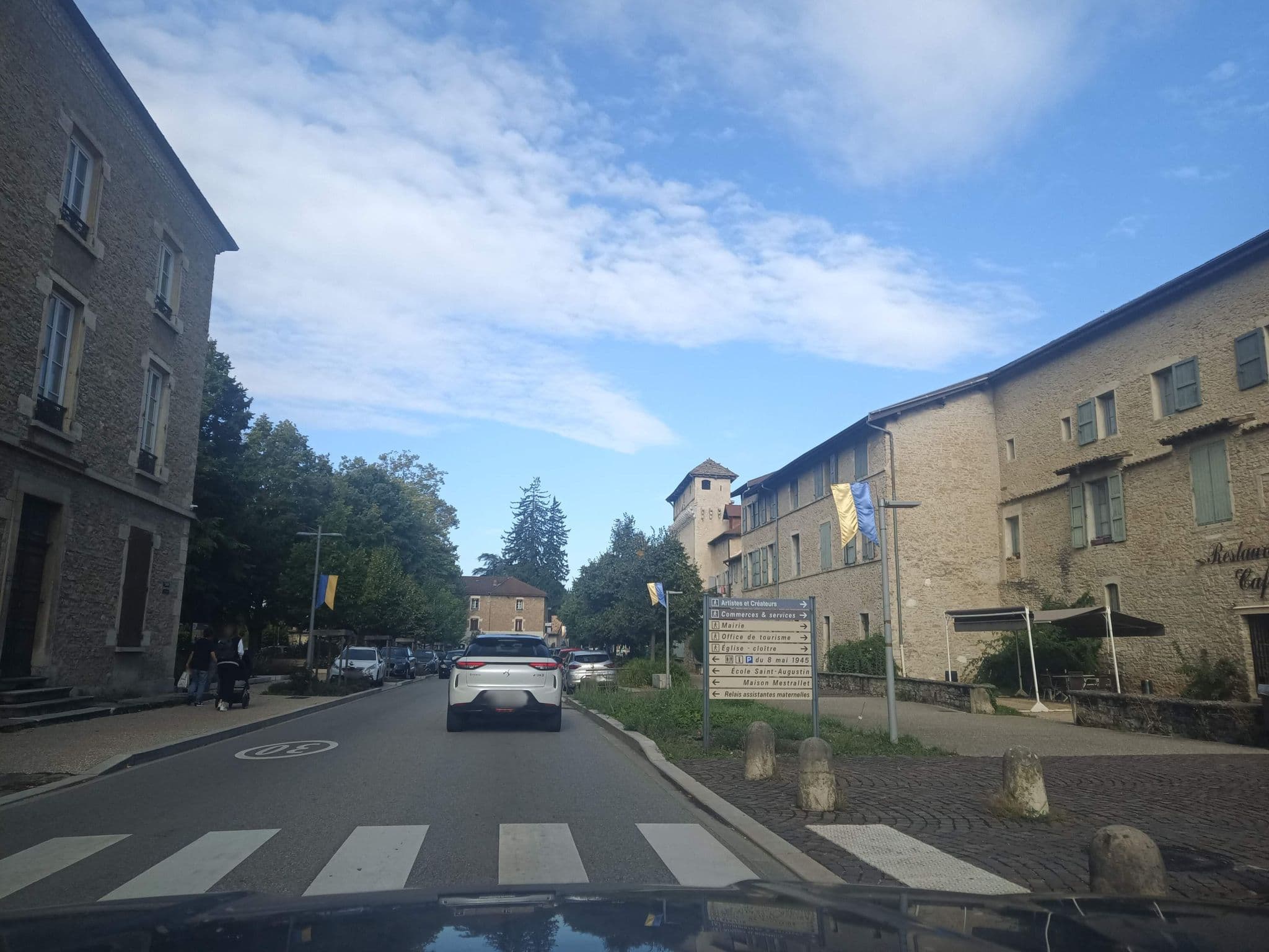 Street view near Hôtel le Baron, Crémieu — © VinceSurlaRoute (CC BY-SA · Mapillary)