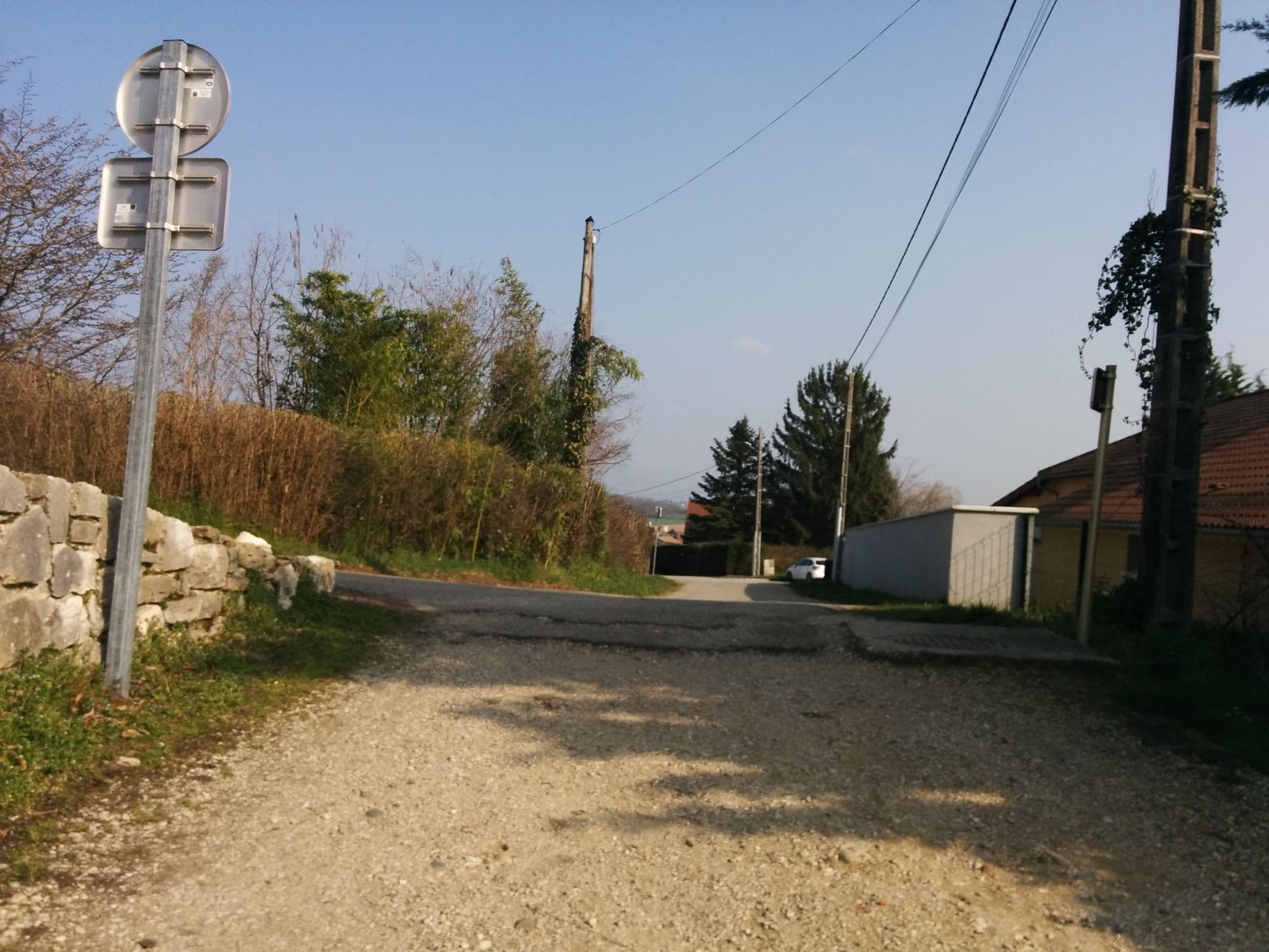 Street view near Les Charmes de l'Aubépin, Pérouges — © chivos (CC BY-SA · Mapillary)