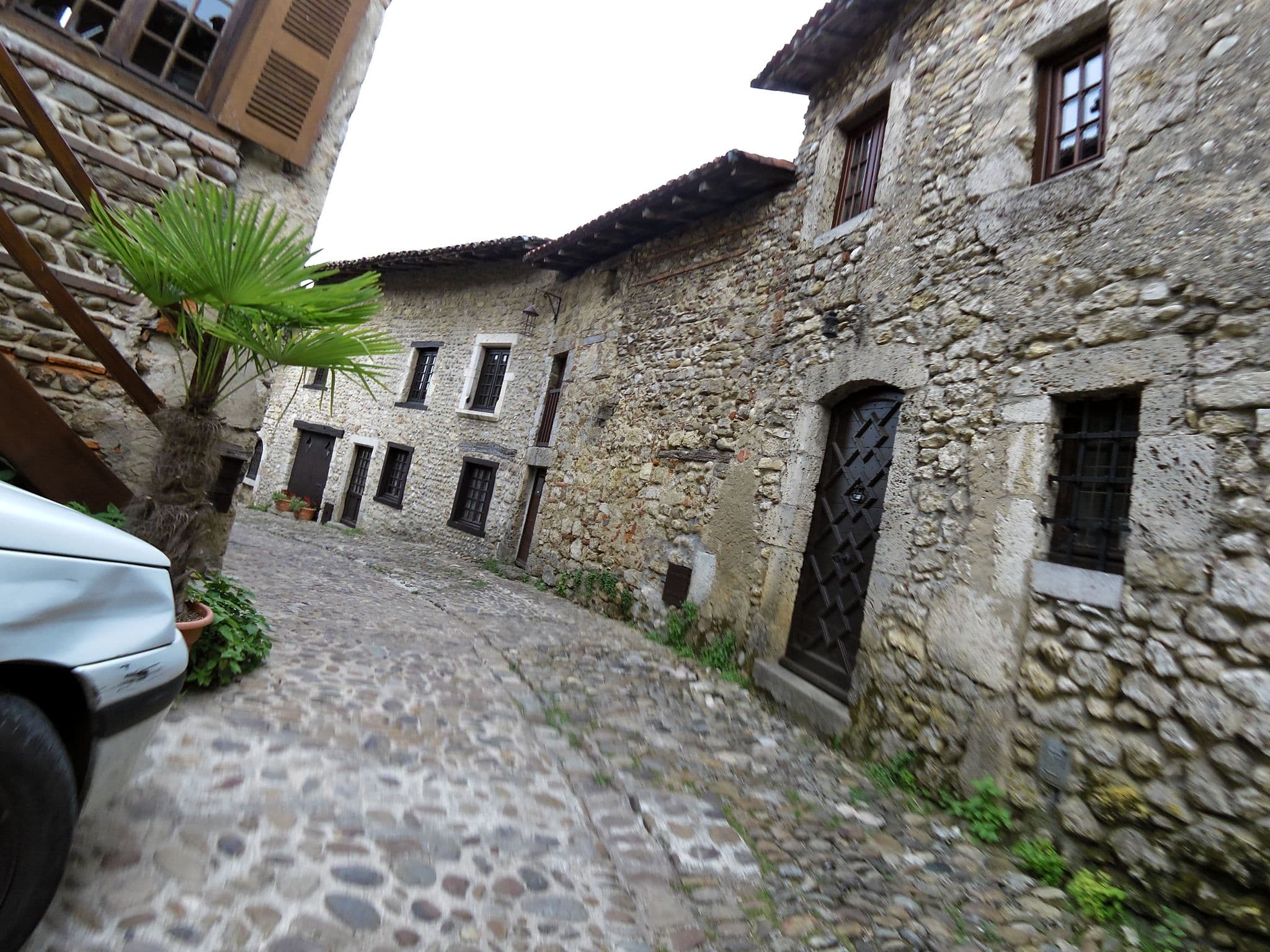 Street view near Casa La Signora Di Perugia, Pérouges — © chivos (CC BY-SA · Mapillary)