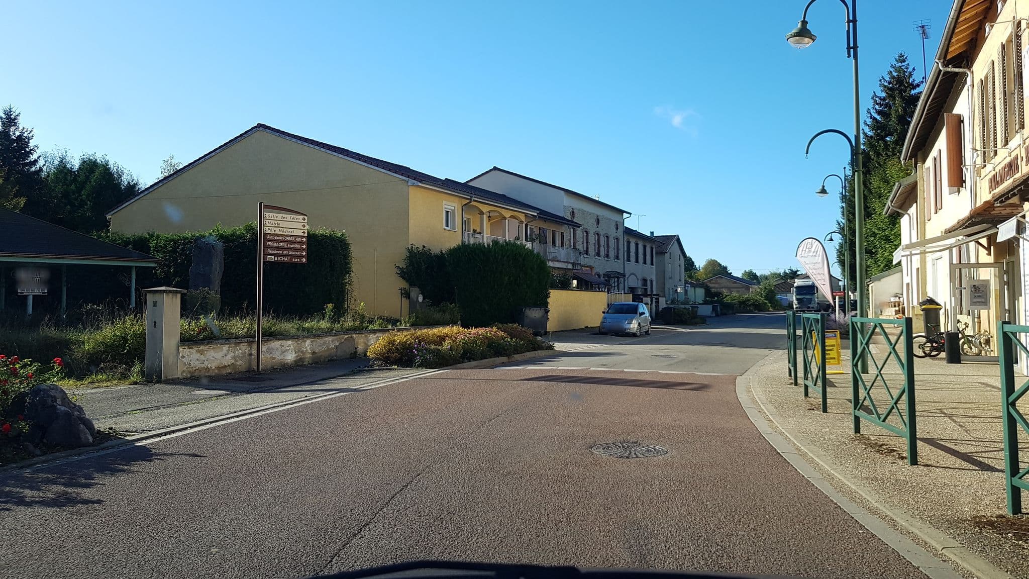 Street view near Reyes Jose Antoine, Villereversure — © olyon (CC BY-SA · Mapillary)
