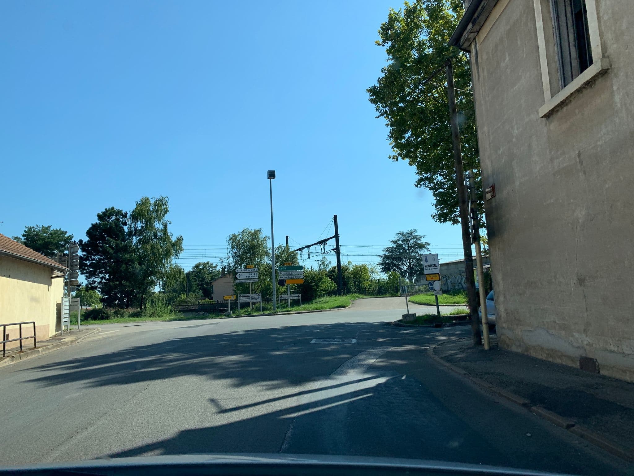 Street view near Hôtel Auberge de Jons, Montluel — © thepriben (CC BY-SA · Mapillary)