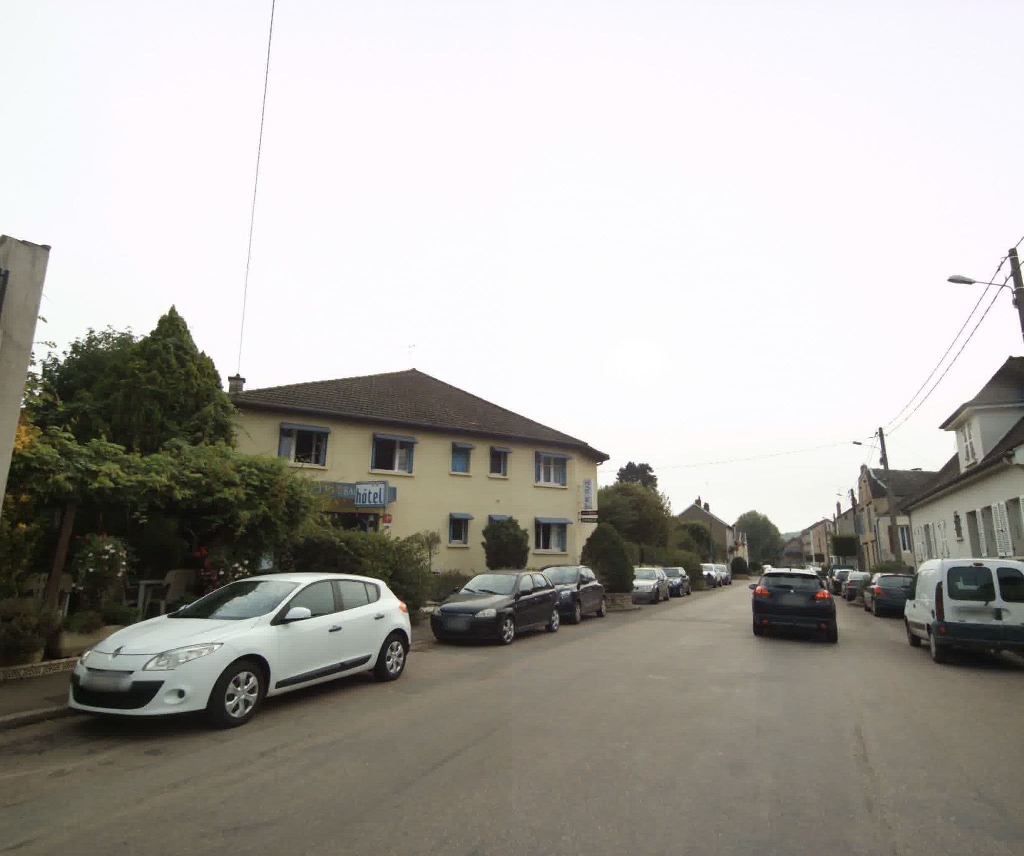 Street view near Tourist Hôtel, Charolles — © sogefi (CC BY-SA · Mapillary)