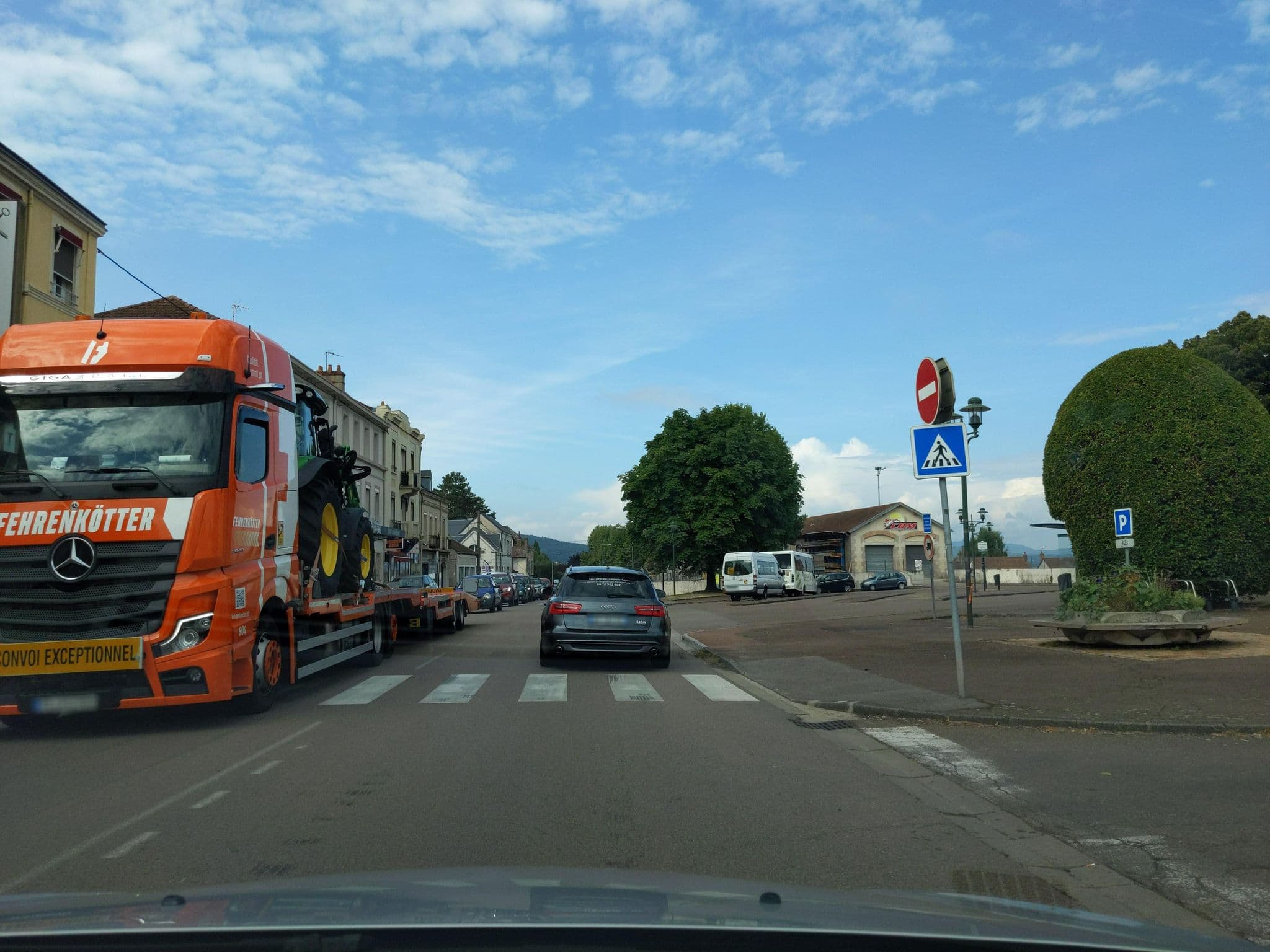 Street view near hotel du commerce, Autun — © Wodner (CC BY-SA · Mapillary)
