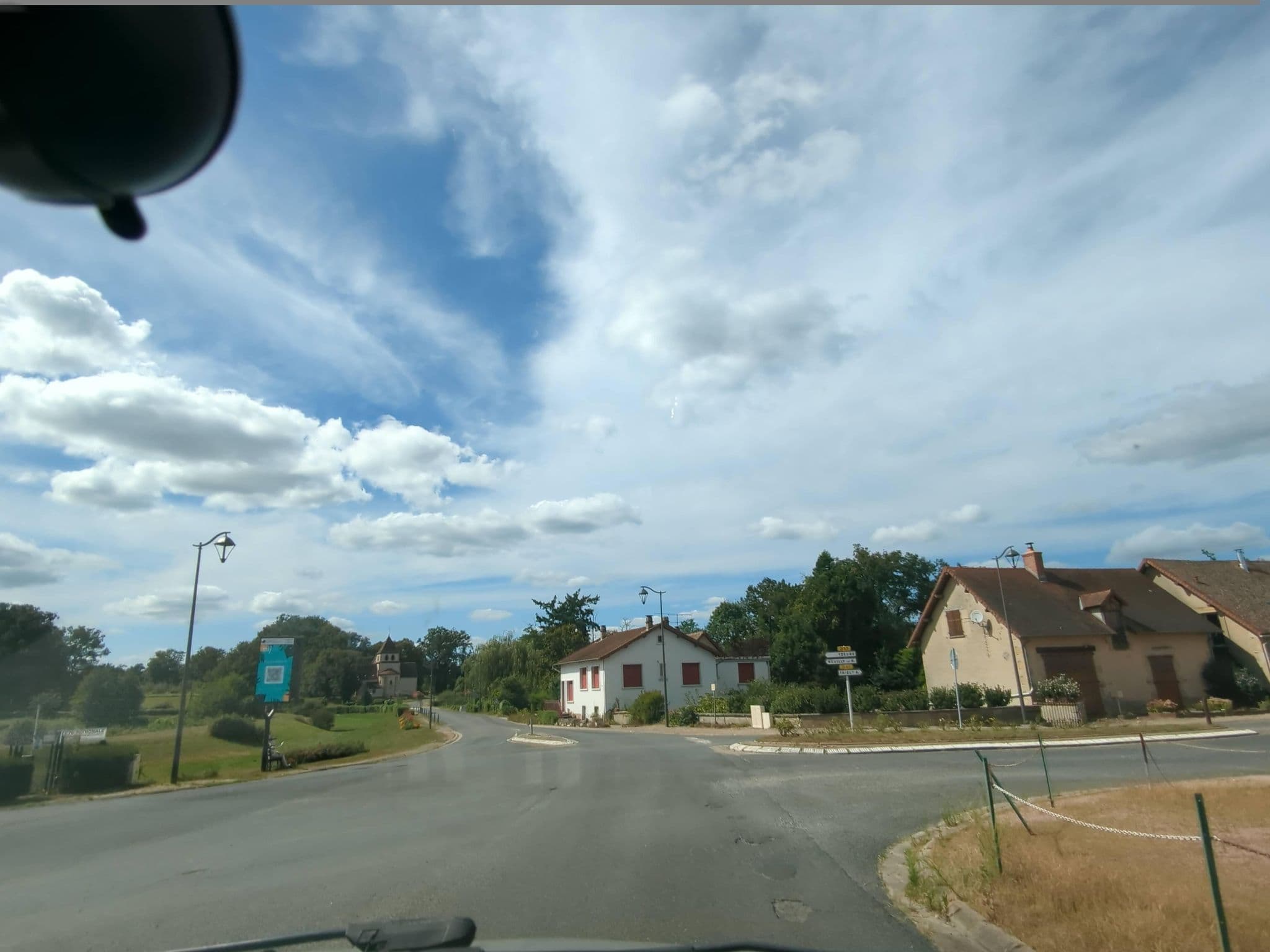 Street view near Hôtel Saint Hubert, Neuilly-le-Réal — © Aurel4012 (CC BY-SA · Mapillary)