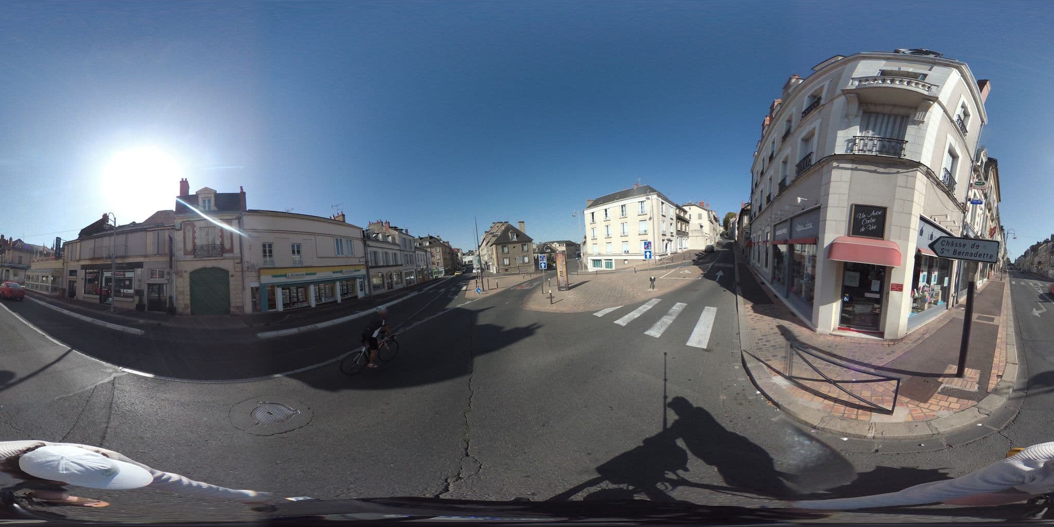 Street view near Hôtel de Diane, Nevers — © geovelo (CC BY-SA · Mapillary)