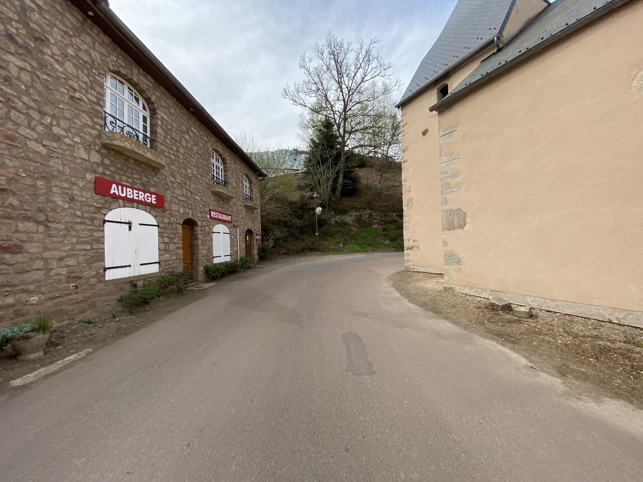 Street view near La Vieille Auberge Du Lac, Saulieu — © Pierre_mlt (CC BY-SA · Mapillary)