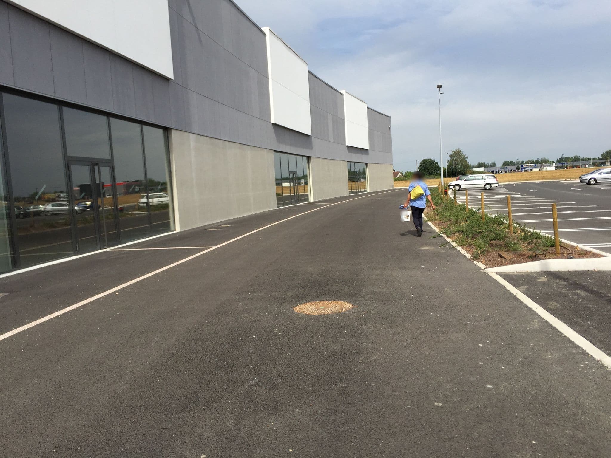 Street view near Monsieur Meuble Moulins, Avermes — © zimmy (CC BY-SA · Mapillary)