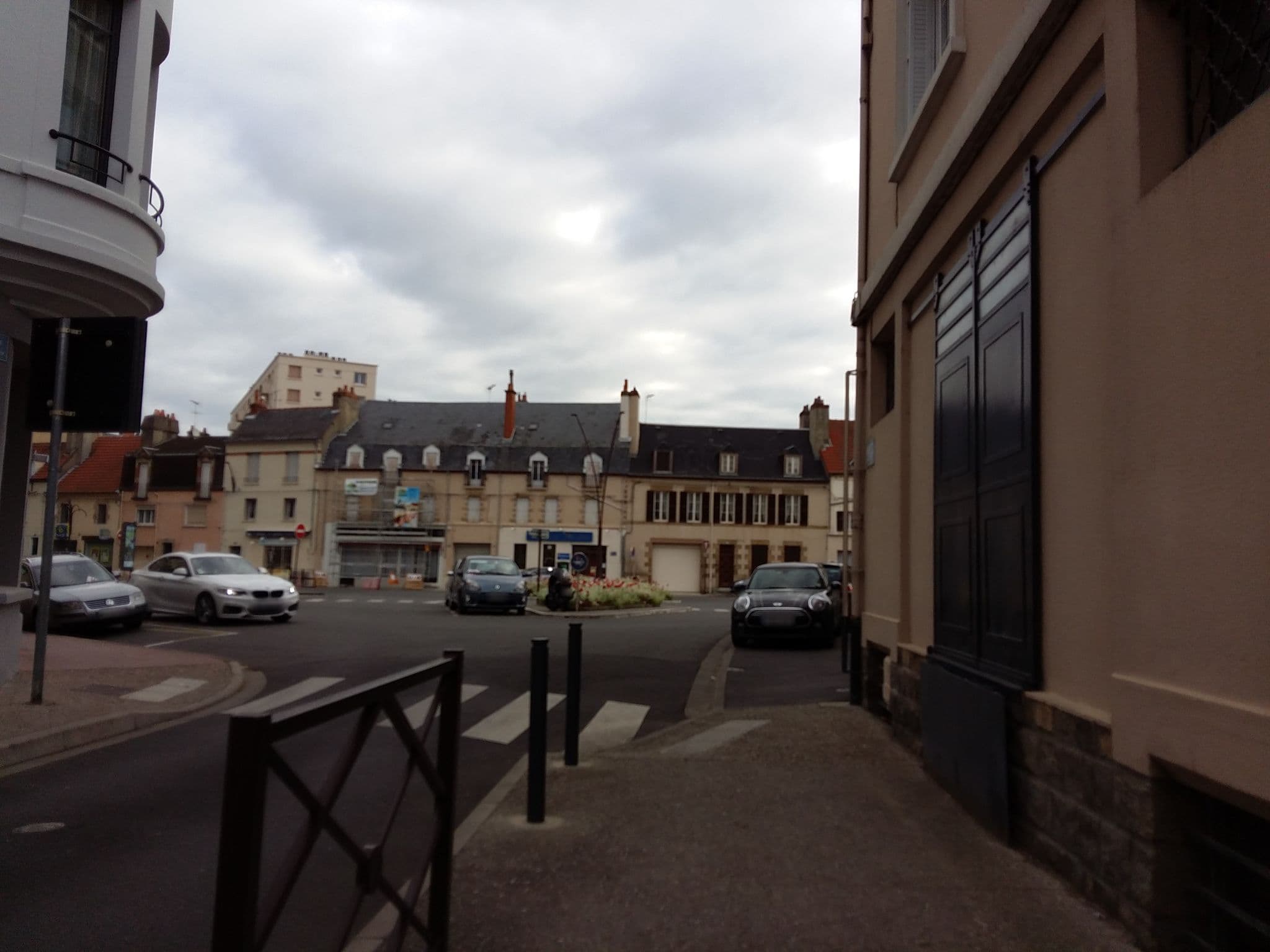 Street view near Hôtel Kyriad Moulins sur Allier, Moulins — © zimmy (CC BY-SA · Mapillary)