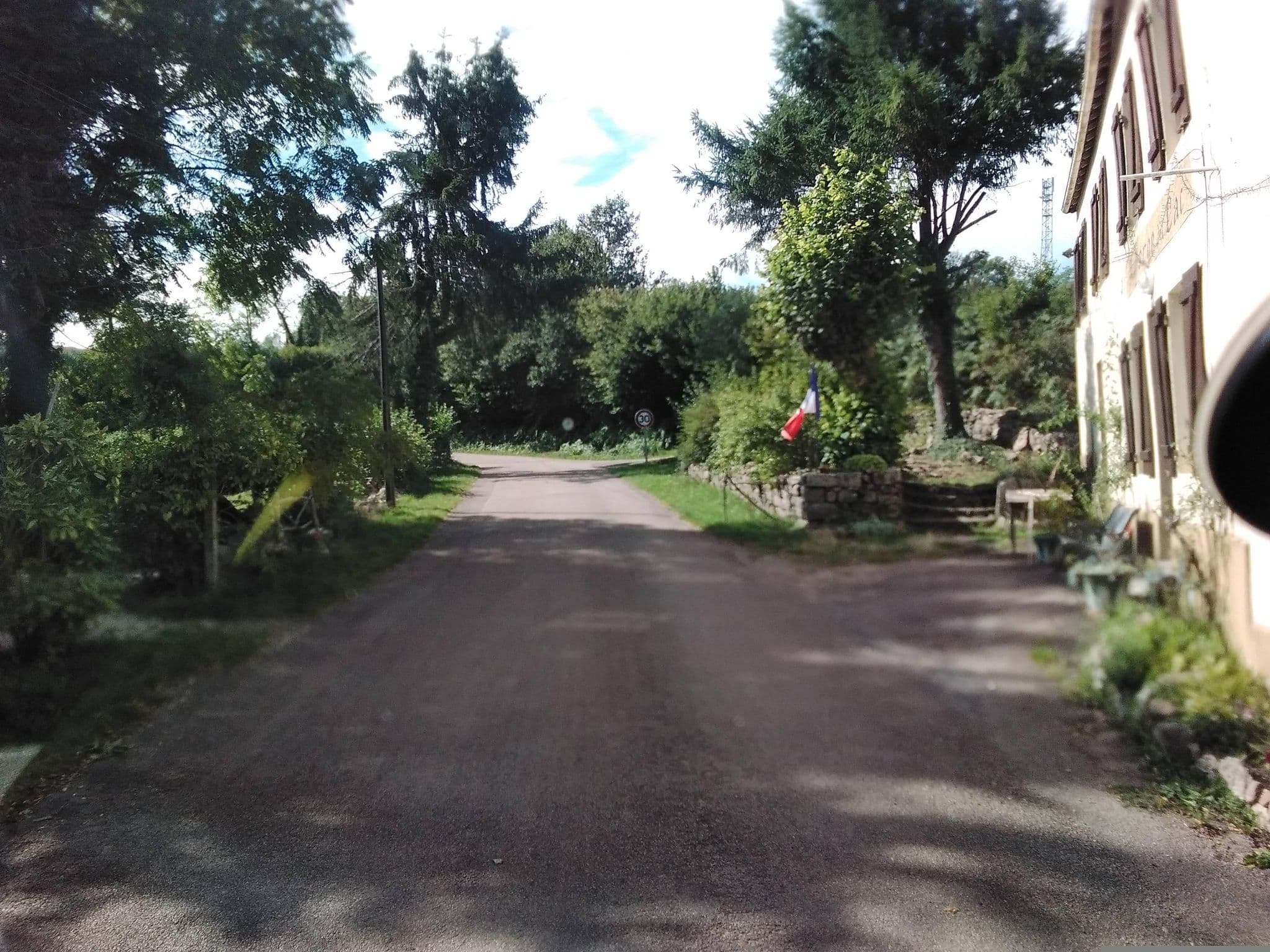 Street view near Auberge du Lac, Lormes — © mprins (CC BY-SA · Mapillary)