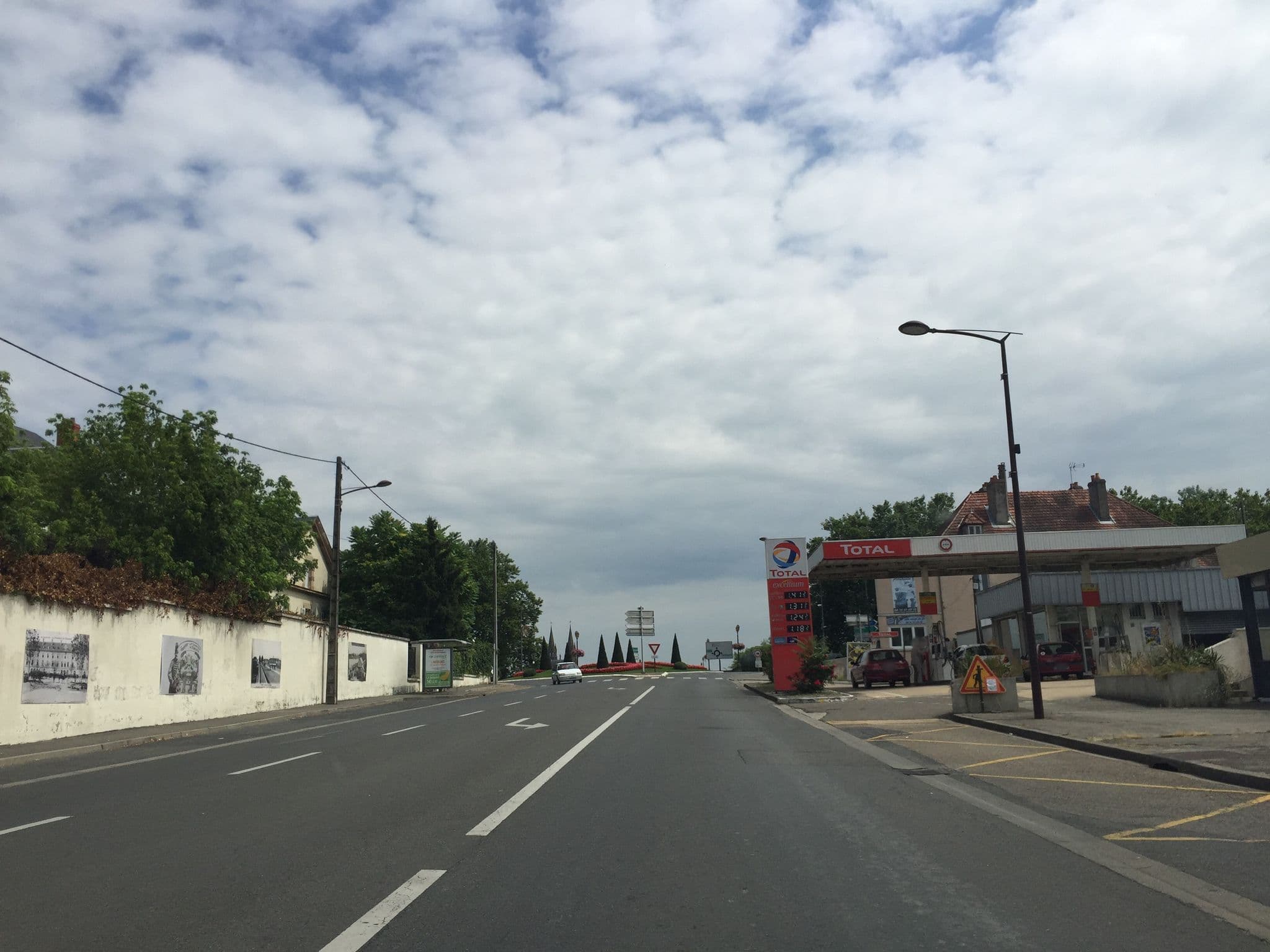 Street view near Tennis de la Madeleine, Moulins — © zimmy (CC BY-SA · Mapillary)