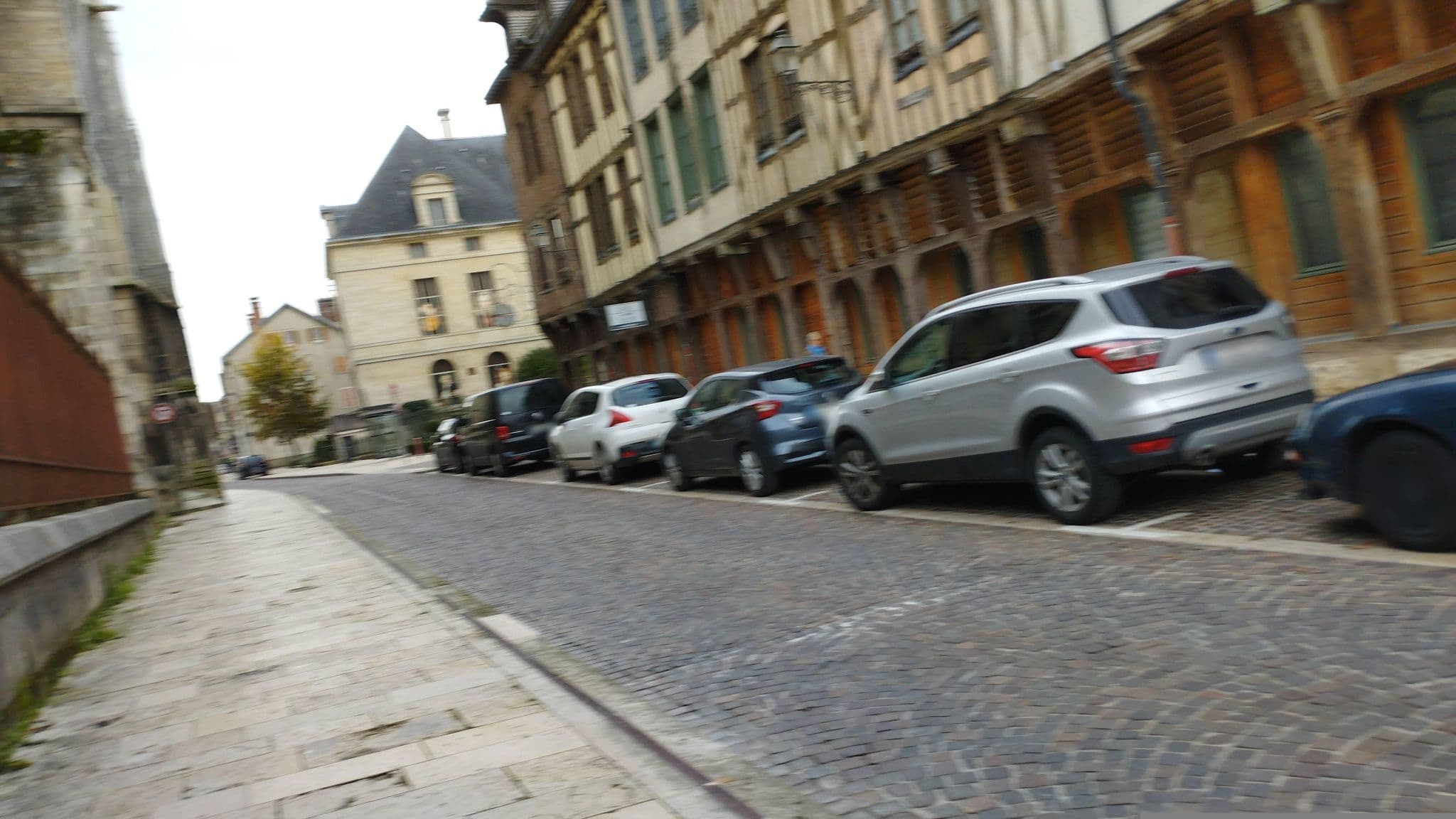 Street view near Les Cieux de la Cathédrale, Troyes — © kritic (CC BY-SA · Mapillary)
