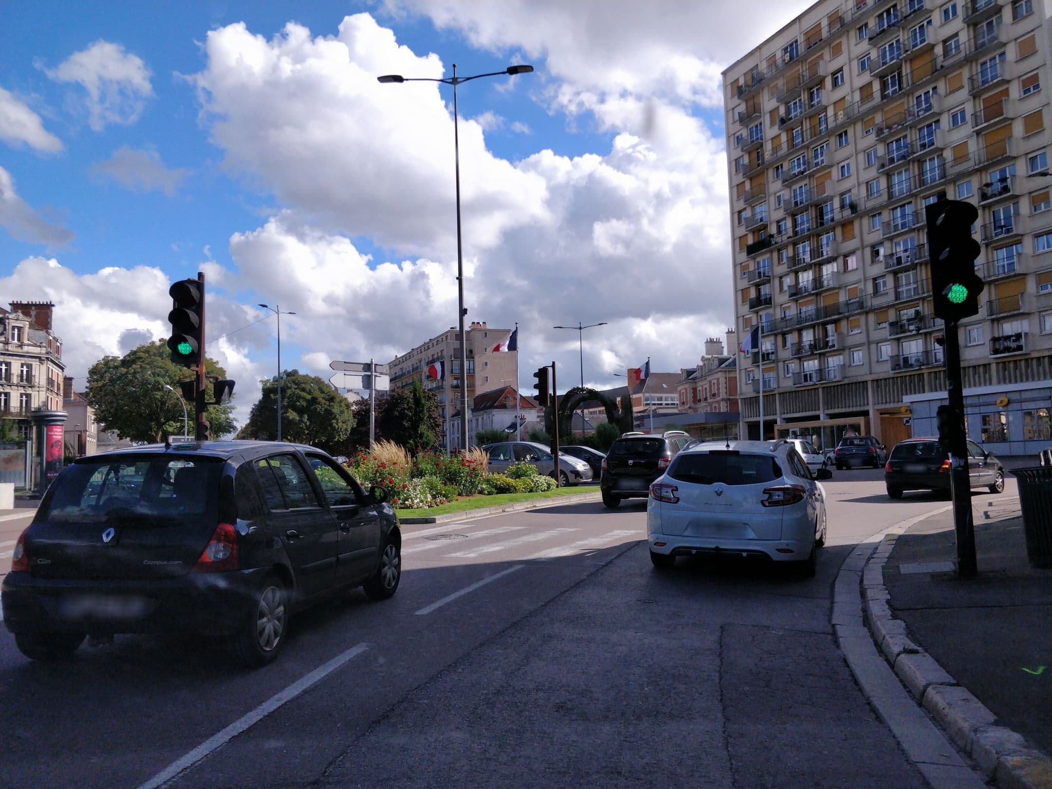 Street view near Carnot, Troyes — © zouzou (CC BY-SA · Mapillary)